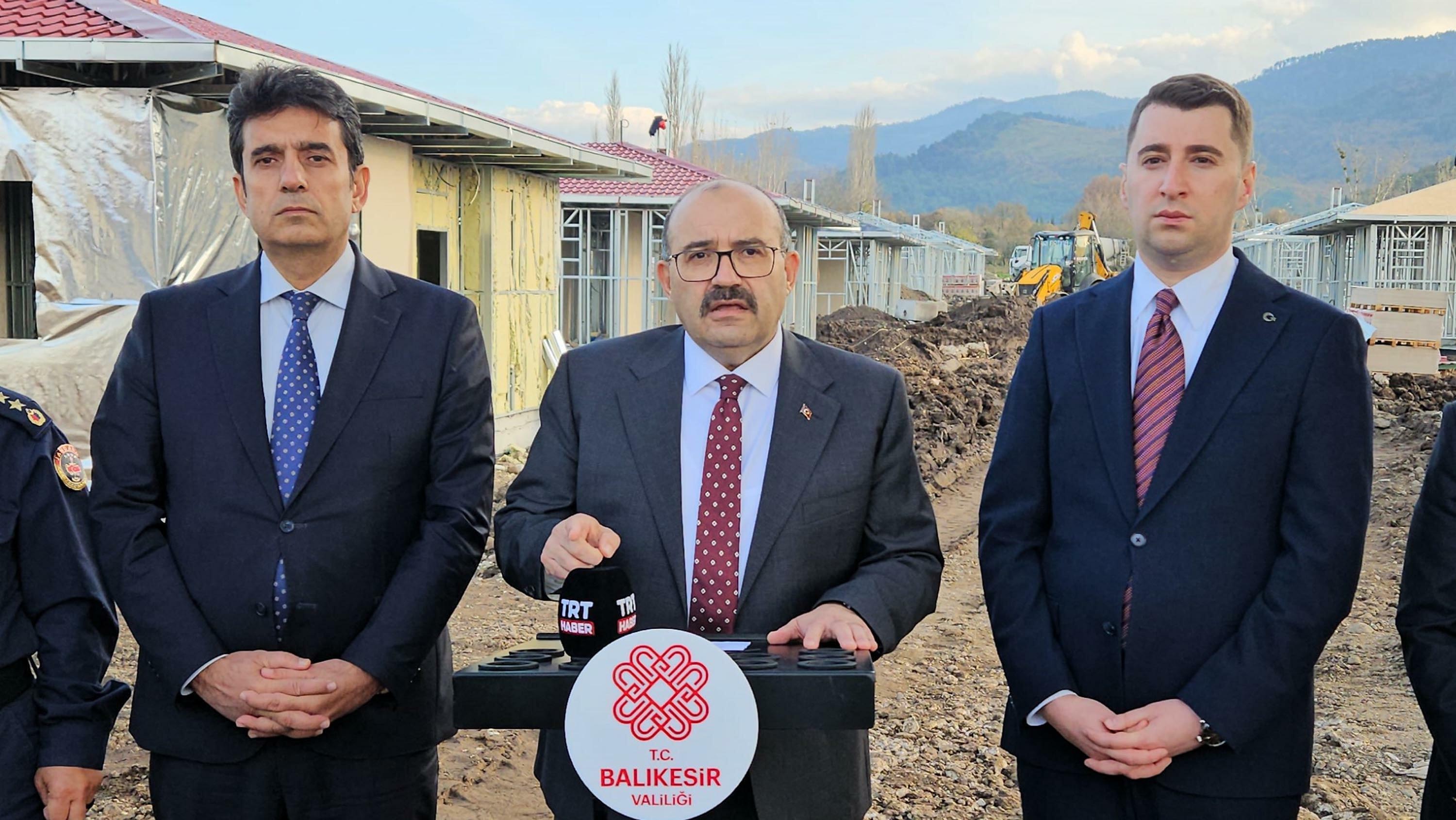 Vali Ustaoğlu: Sındırgı Depreminde Hiçbir Vatandaşımız Açıkta Değil, Konutlar 1 Yılda Tamamlanacak