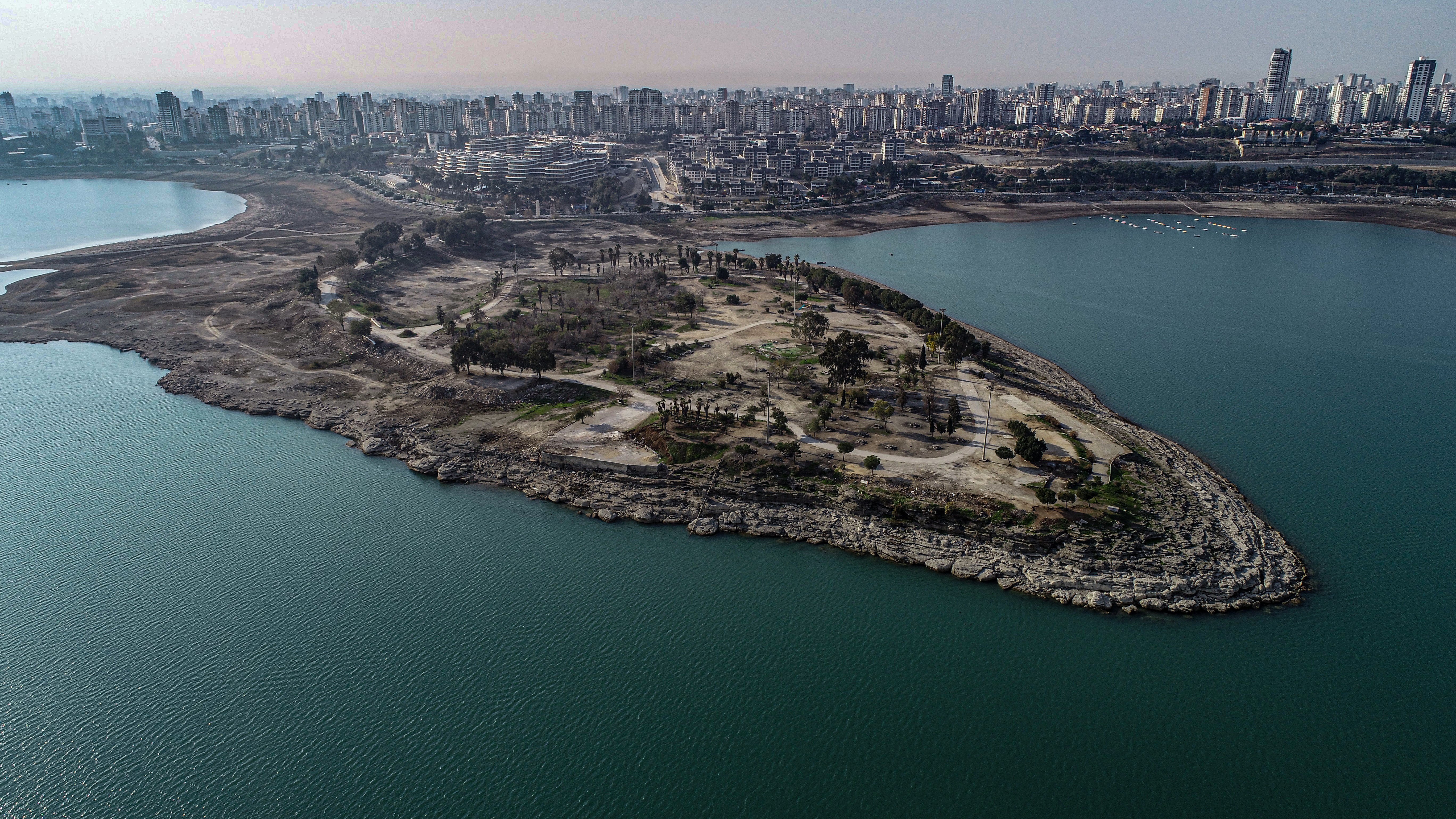 Adana'da Seyhan Baraj Gölü'ndeki Menderes
