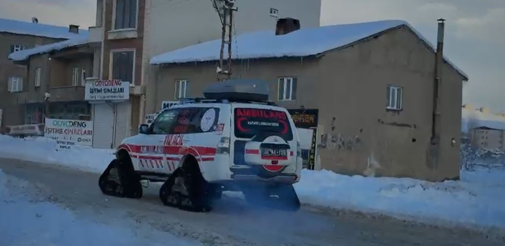 Hakkari Yüksekova'da kardan kapalı köydeki