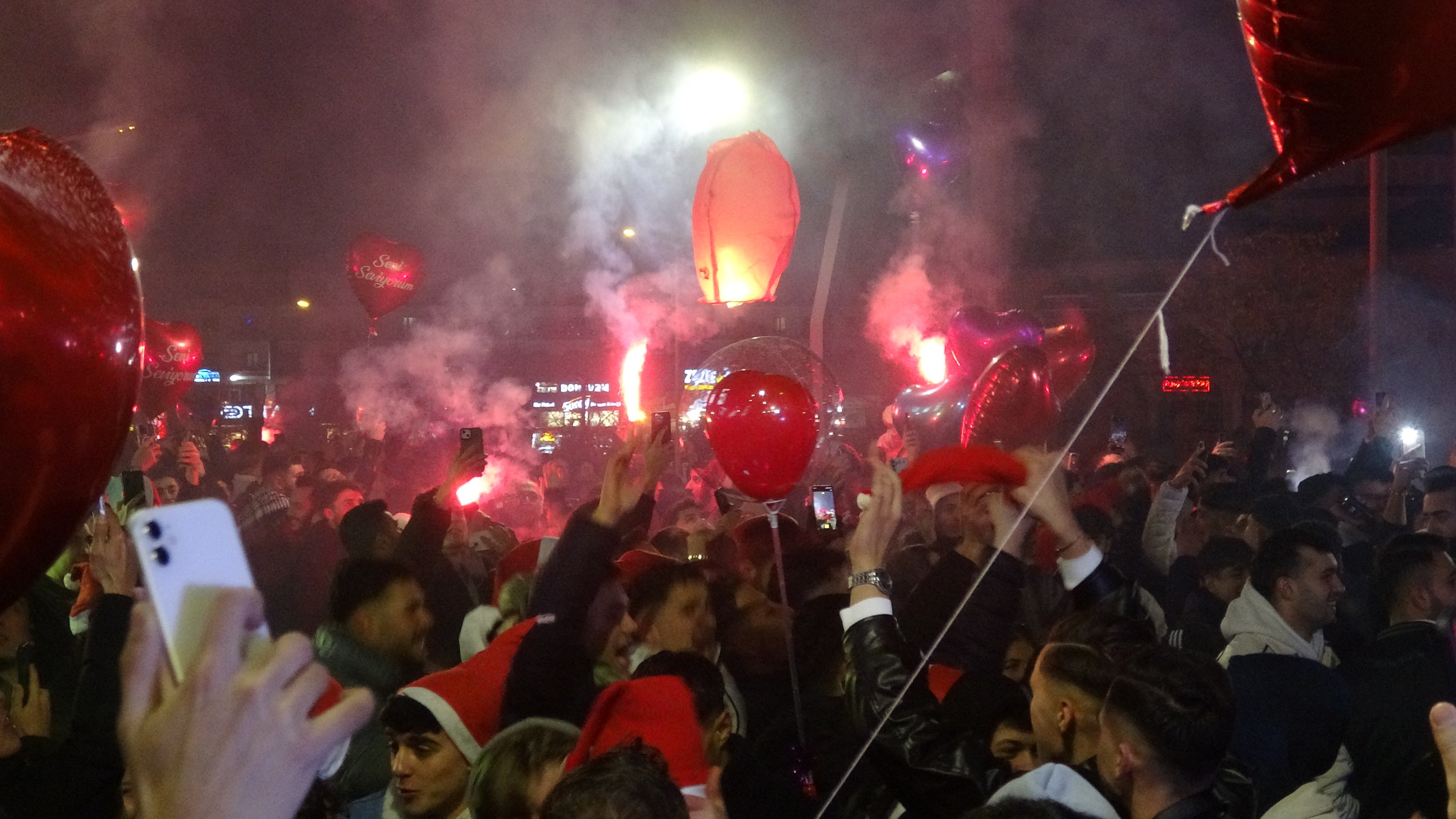 Konya'da yılbaşı gecesi sokaklar coşkuya