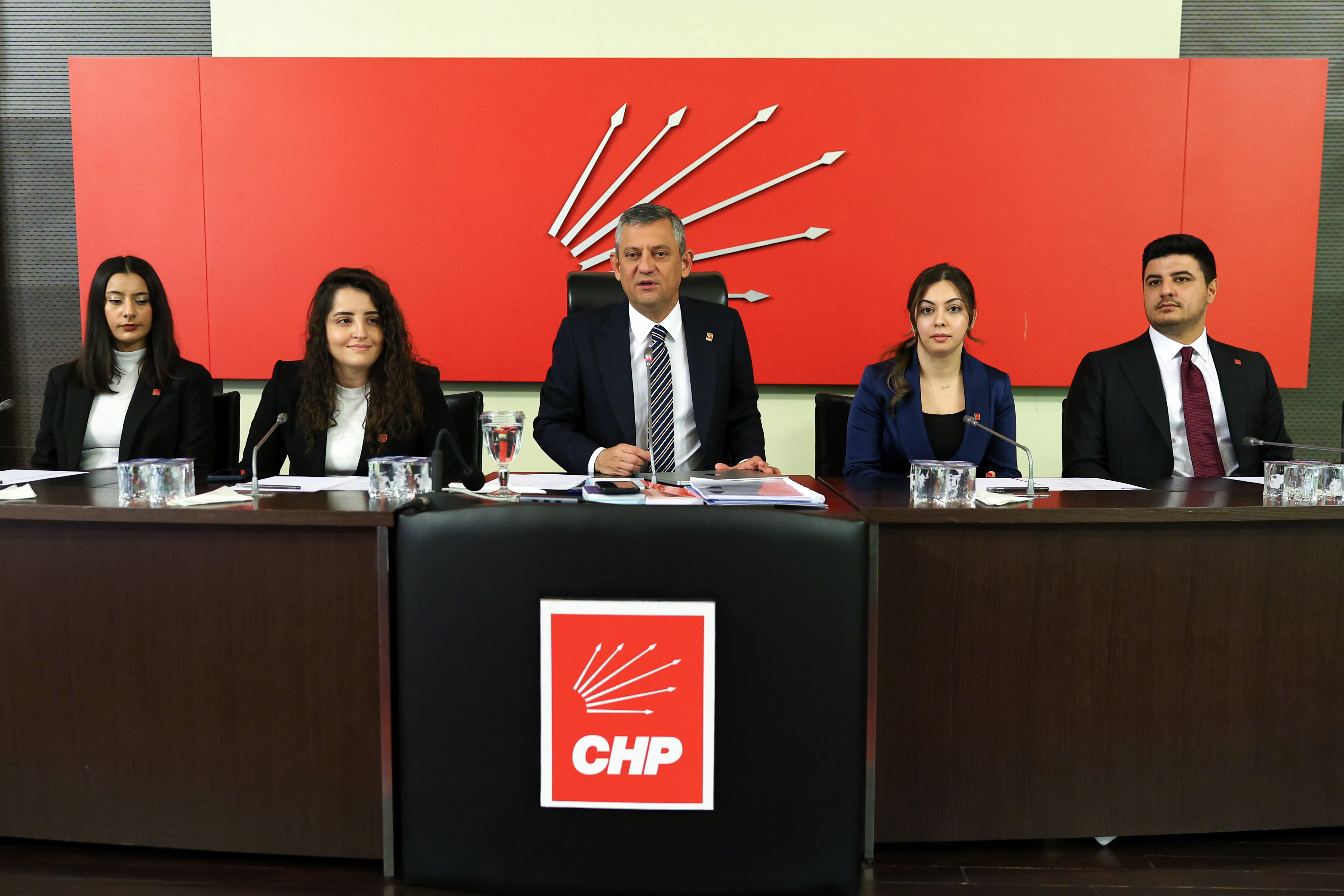 CHP’de Yeni Dönem: Özgür Özel’in MYK Kadrosu Açıklandı, 12 İsim Yer Almadı