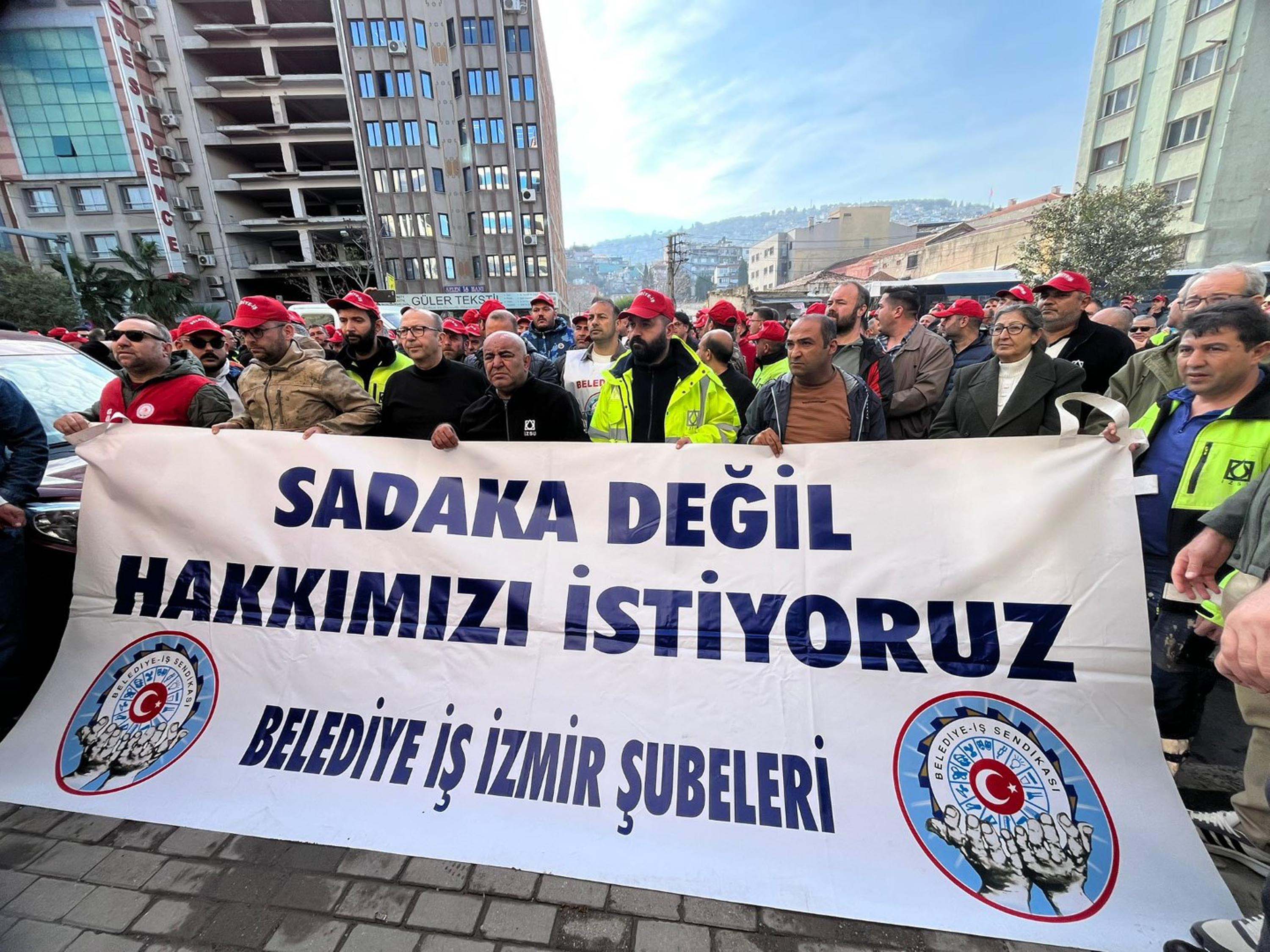 İzmir’de Belediye İşçileri Maaşlarını Eksik Aldıklarını İddia Ederek Eylem Başlattı