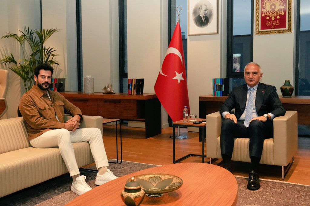 Kültür ve Turizm Bakanı Ersoy, Oyuncu Burak Özçivit ile Görüştü: ‘Birlikte Güzel İşlere İmza Atacağız’