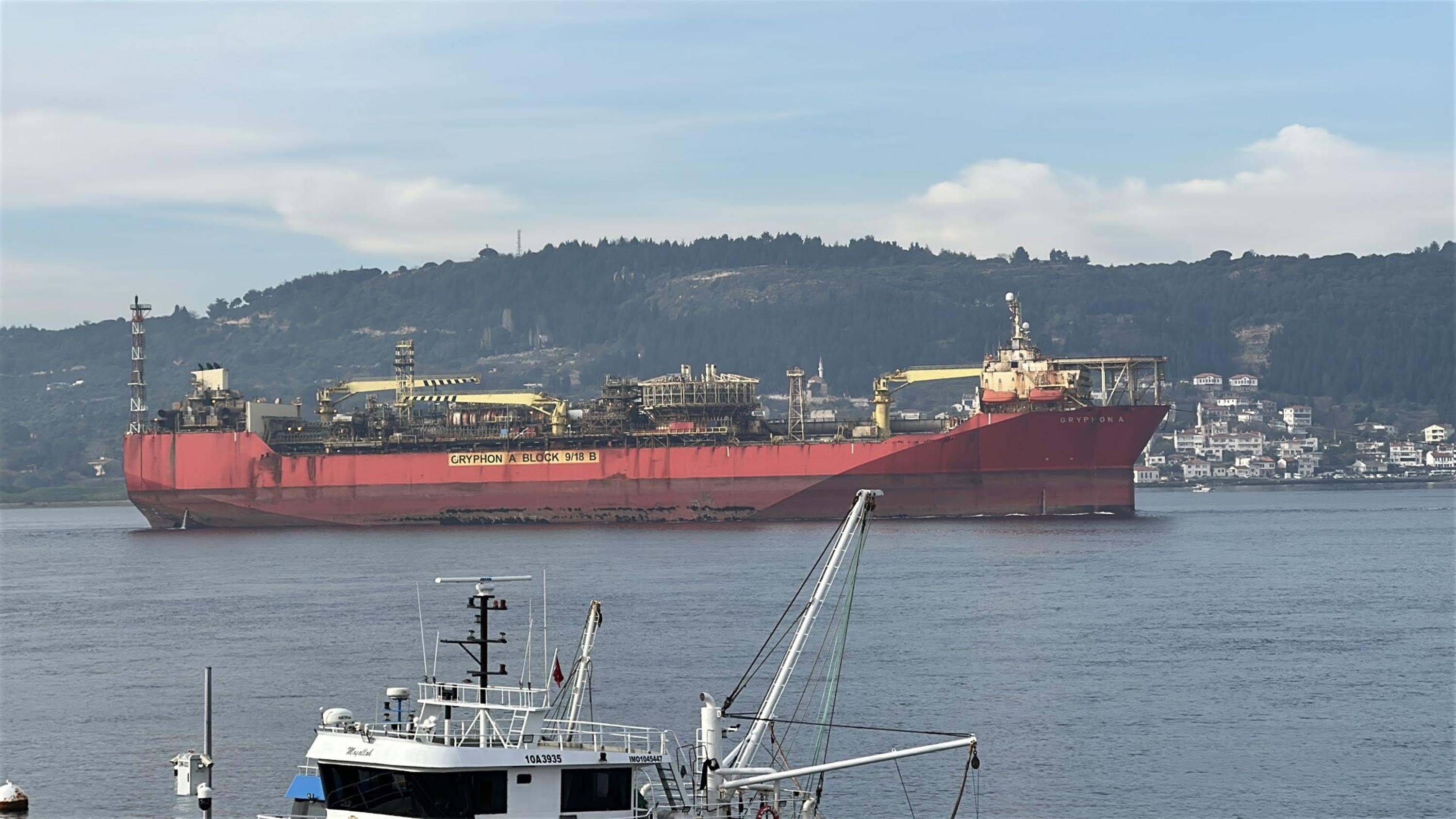 Dev Yüzer Üretim Gemisi ‘Gryphon A’ Çanakkale Boğazı’ndan Geçti