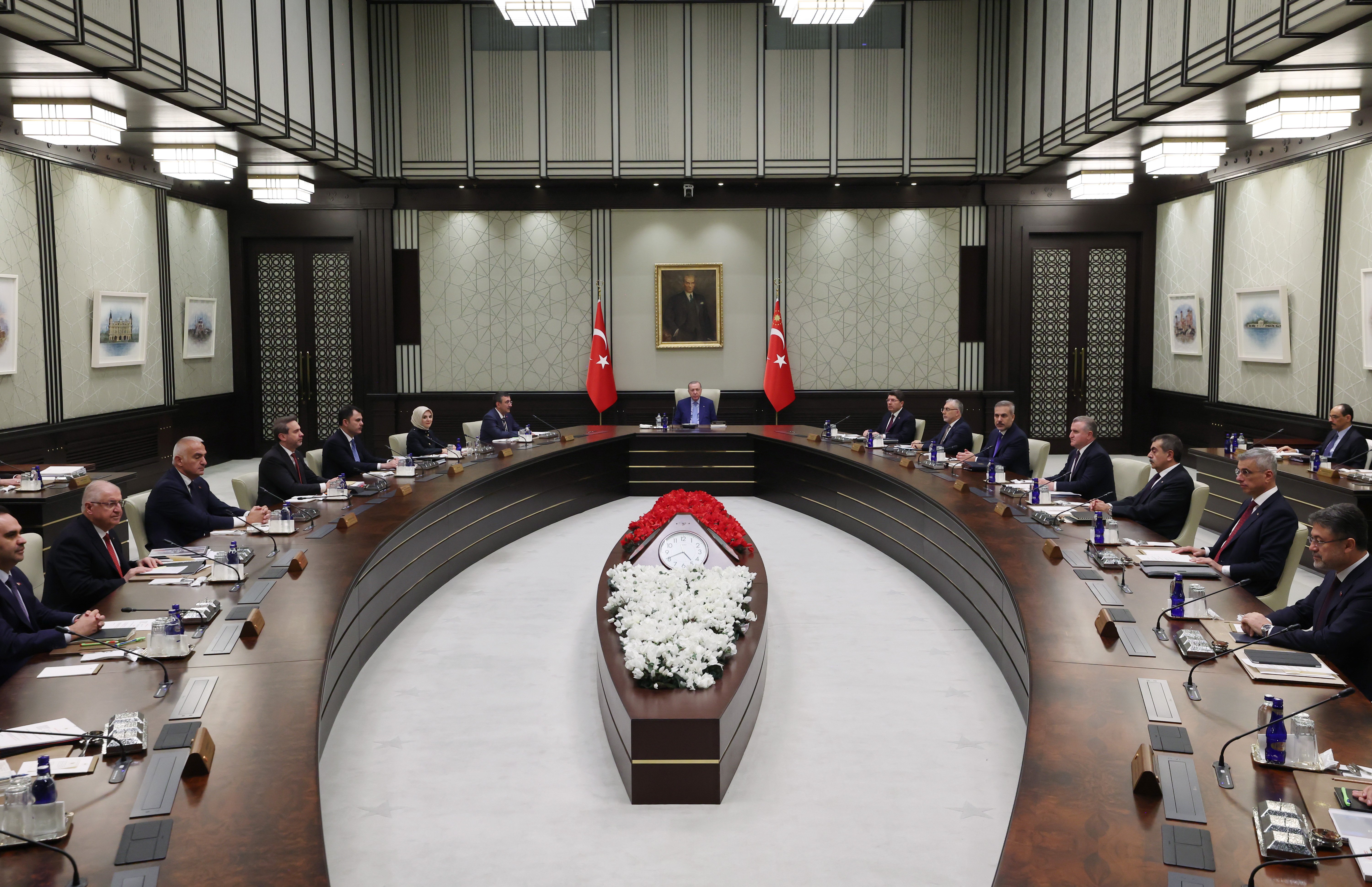 Cumhurbaşkanı Erdoğan Başkanlığında Kritik Kabine Toplantısı Başladı: Gündemde Terör, Asgari Ücret ve Gazze Var