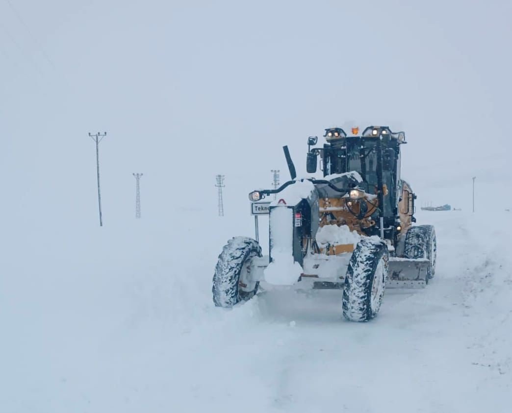 Hakkari'de yoğun kar yağışı nedeniyle
