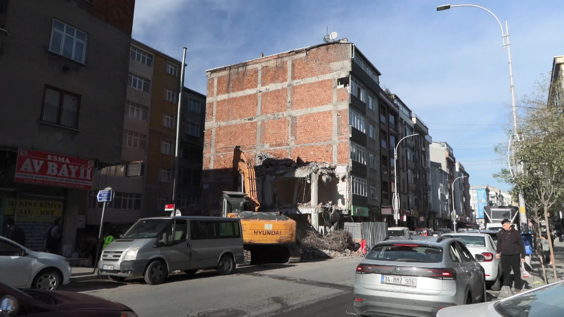 Sultangazi’de Yıkım Faciası: Komşu Apartmanın Balkonu Çöktü, Daireler Çatladı!