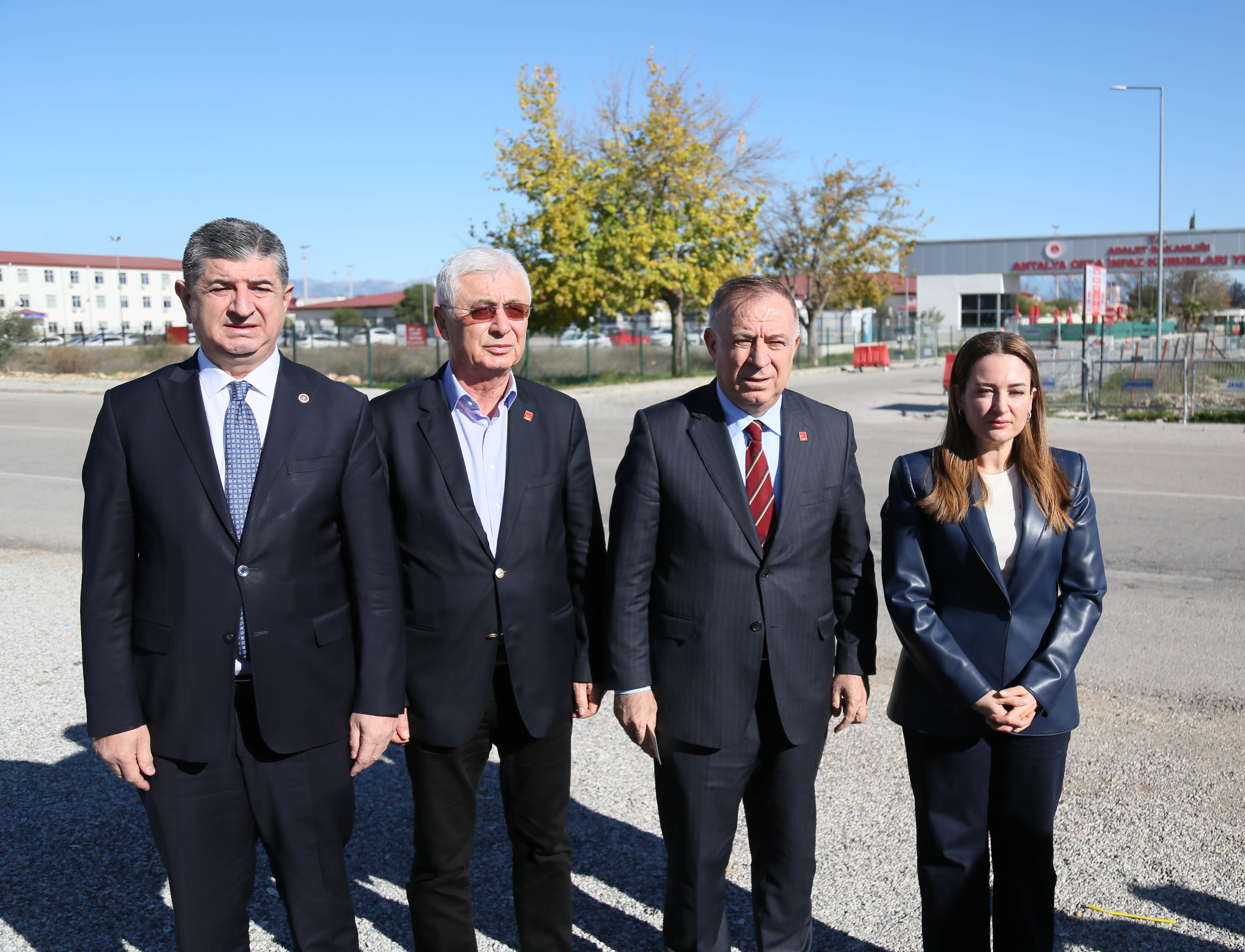 CHP’li Zeybek, Tutuklu Başkan Böcek’i Ziyaret Etti: ‘Tutuksuz Yargılansın, Sağlığı Tehdit Altında’