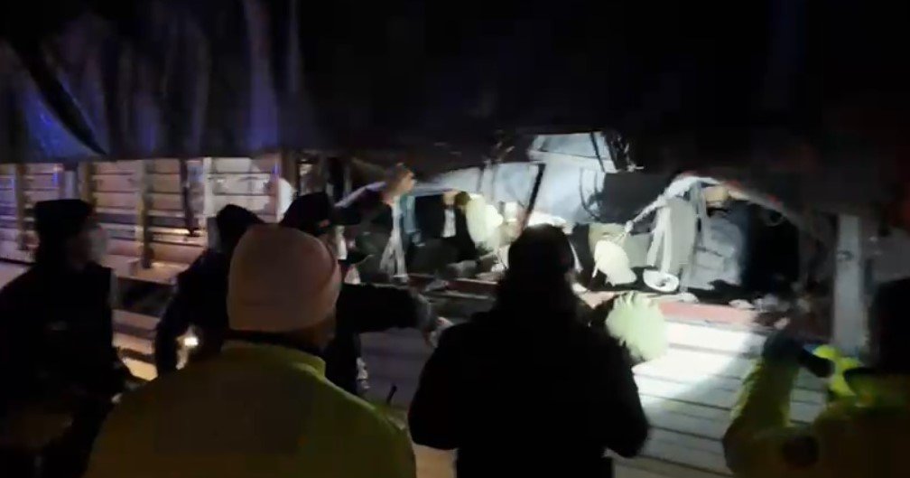 Bitlis'te polis ekipleri, durdurdukları TIR'ın