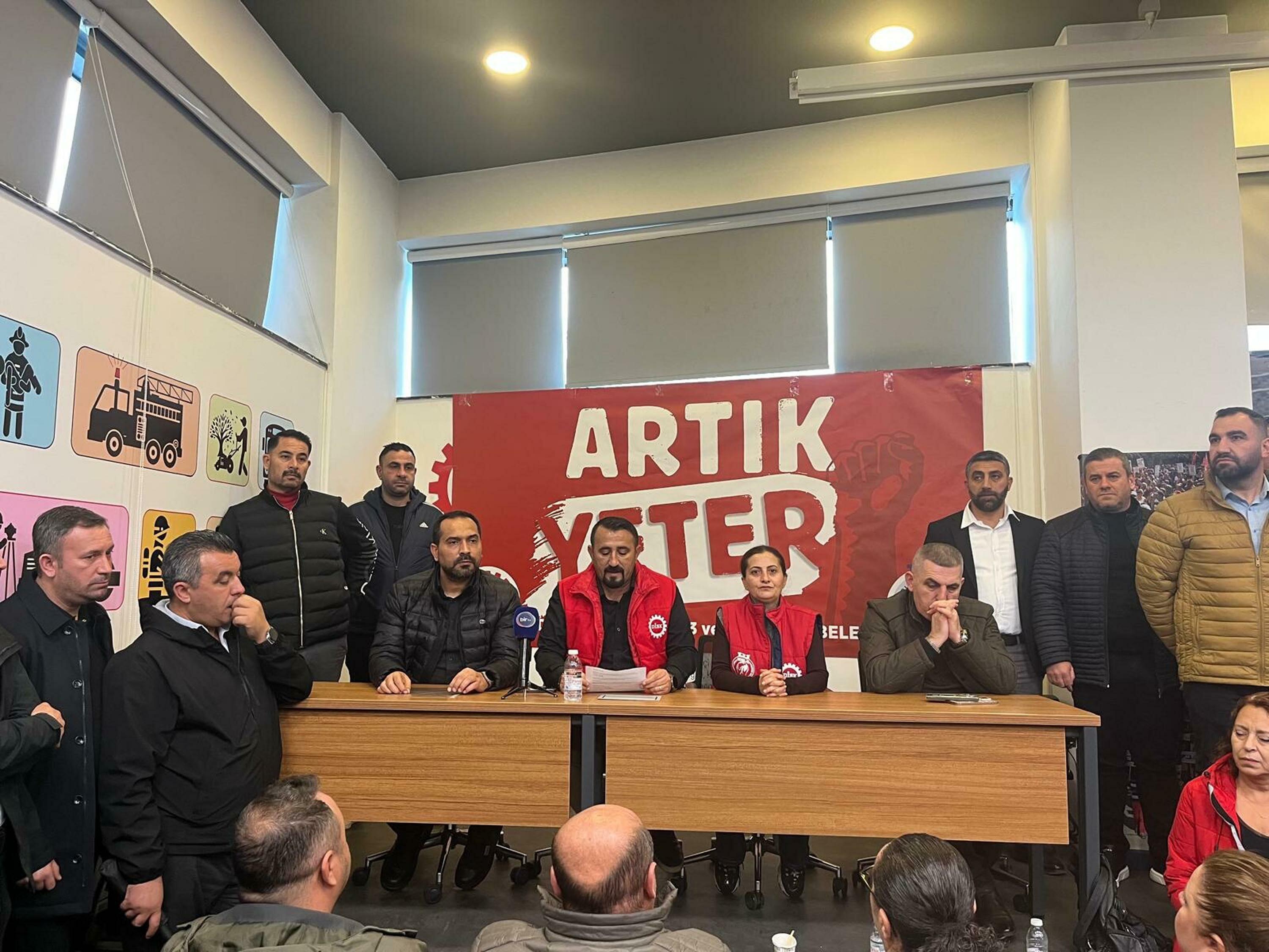 İzmir’de Belediye İşçileri ‘Çıplak Ücret’e Karşı ‘Çıplak Ayak Yürüyüşü’ ile İsyan Etti!