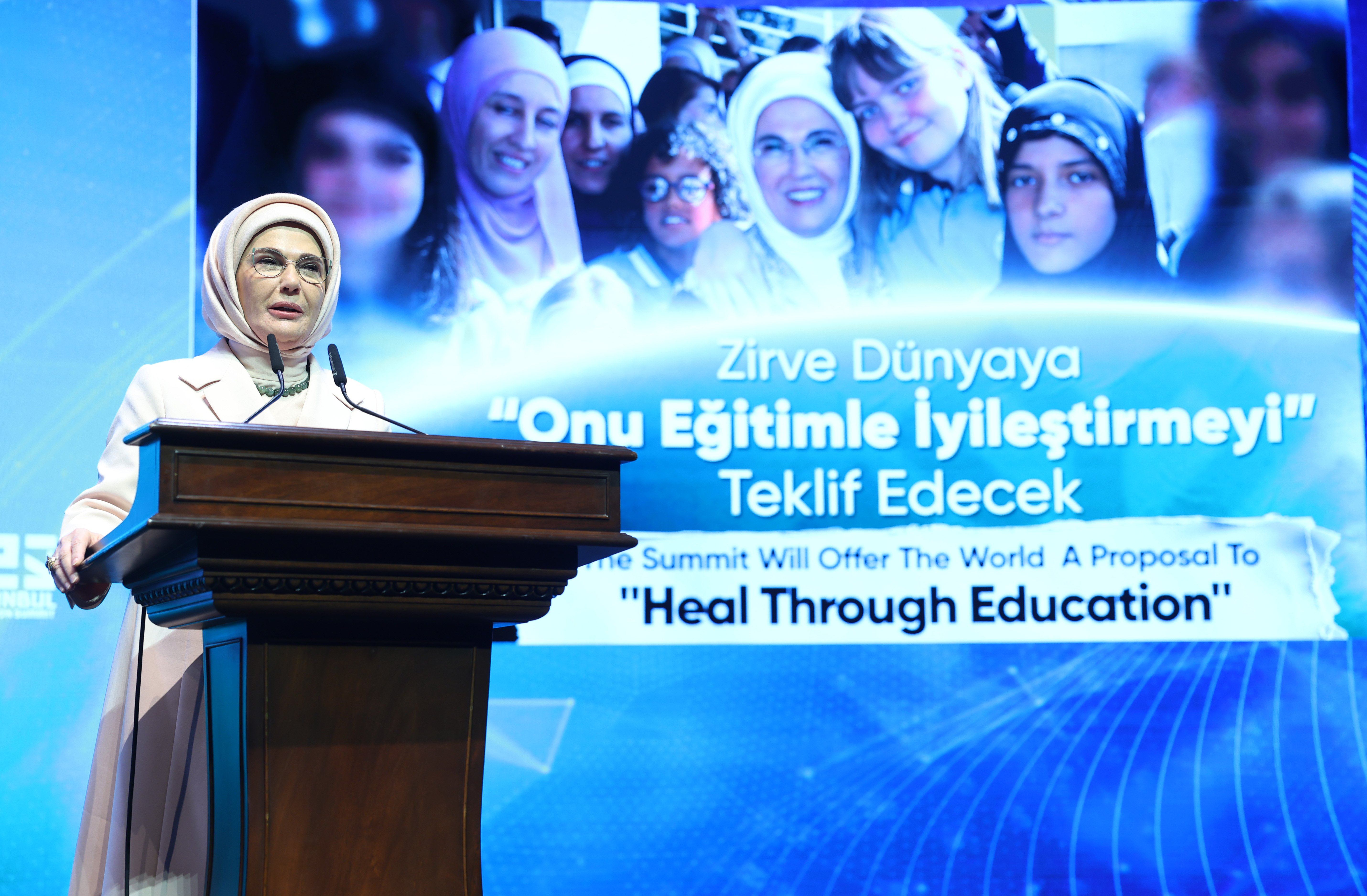 Emine Erdoğan’dan Çarpıcı Eğitim Zirvesi Konuşması: ‘Gelecek Nesillere Adil Bir Dünya Bırakmak Boynumuzun Borcu’