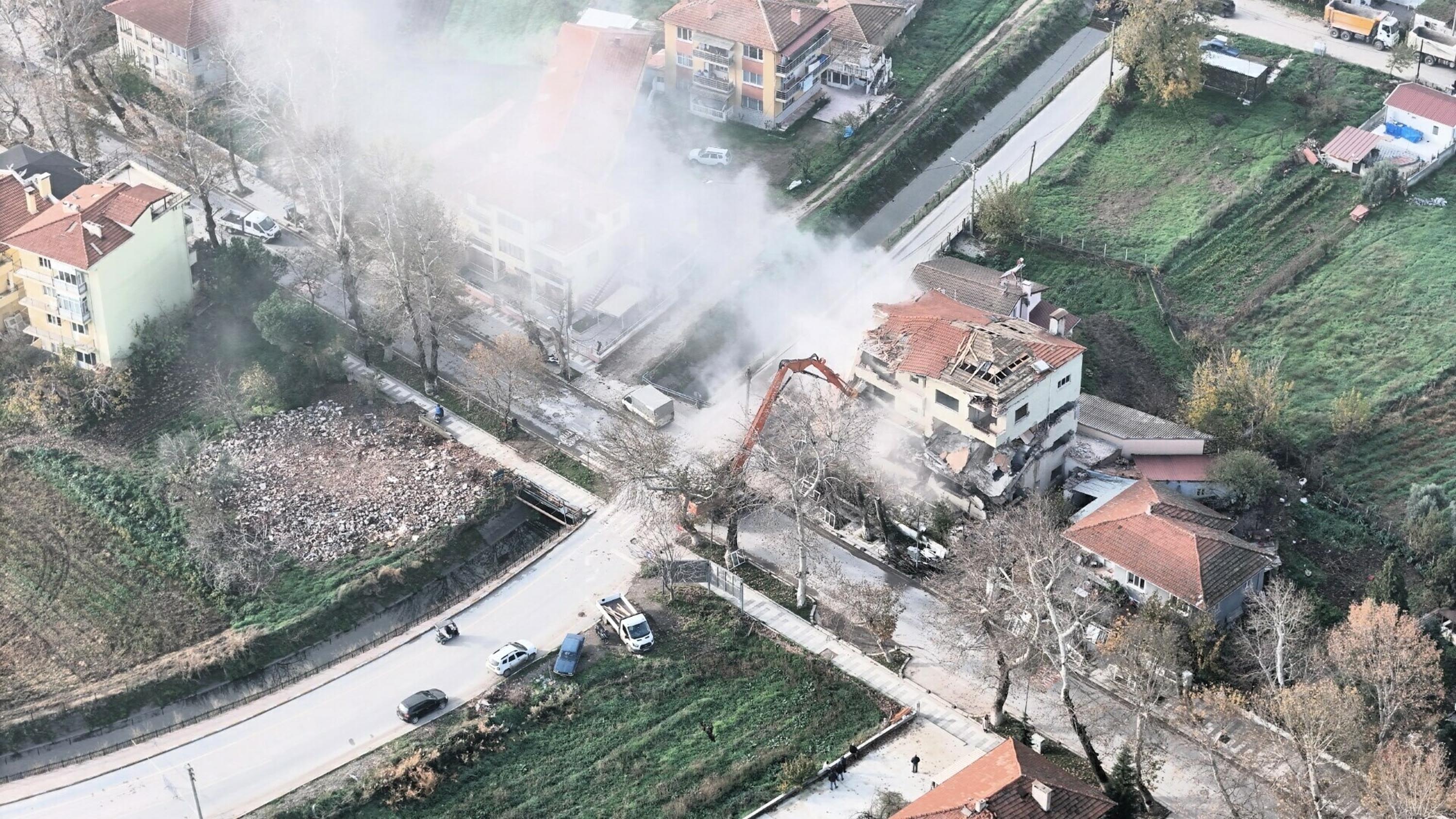 Sındırgı’da Deprem Sonrası Kritik Yıkım Çalışmaları Hız Kesmeden Devam Ediyor