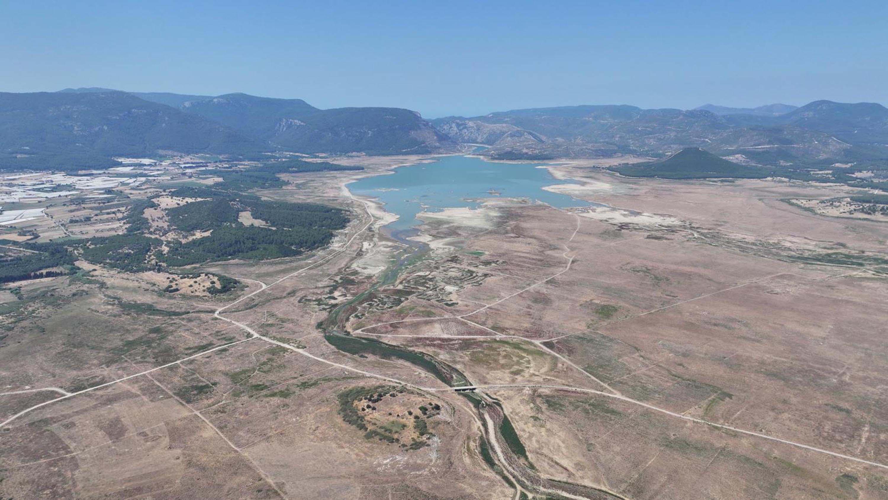 İzmir’de Kuraklık Alarmı: 13 İlçede Su Kesintileri Her Güne Yayıldı!