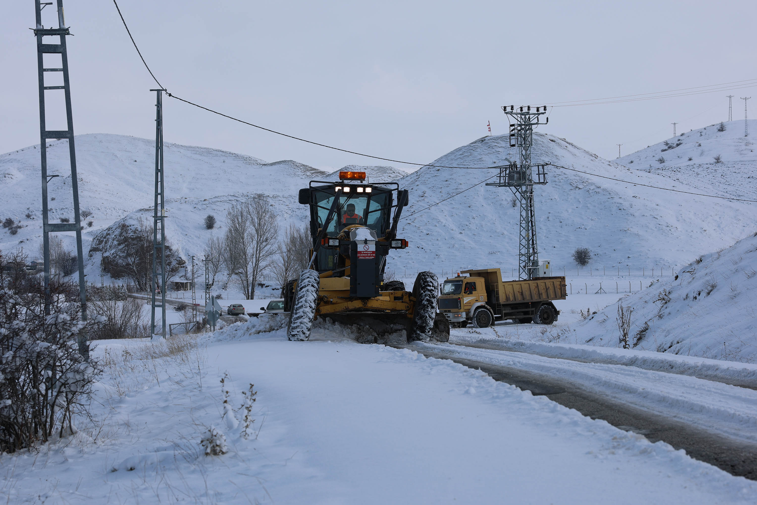 Sivas'ta yoğun kar yağışında İl
