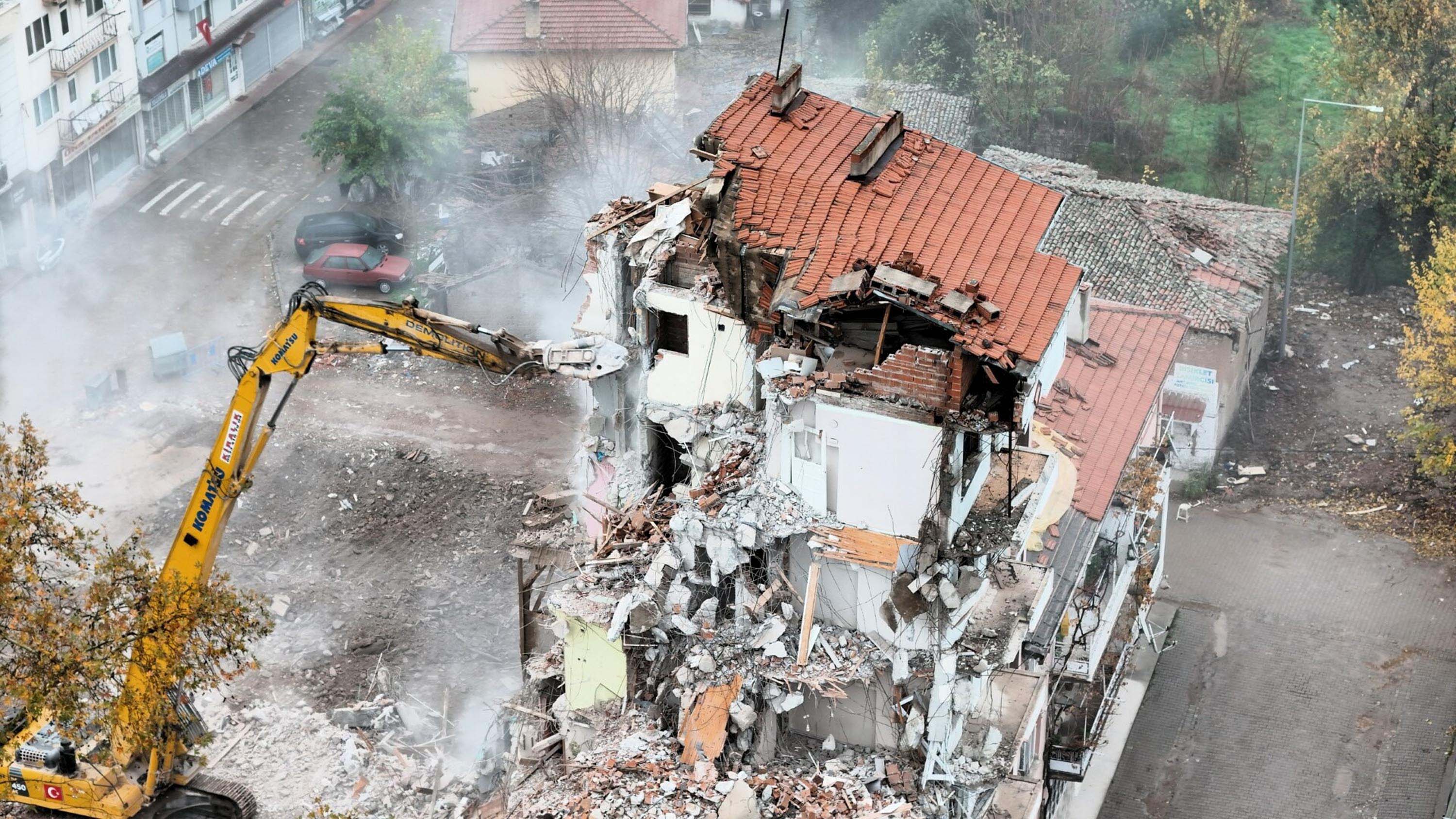 Sındırgı’da İkinci Büyük Depremin Ardından Ağır Hasarlı Binalar Yıkılıyor