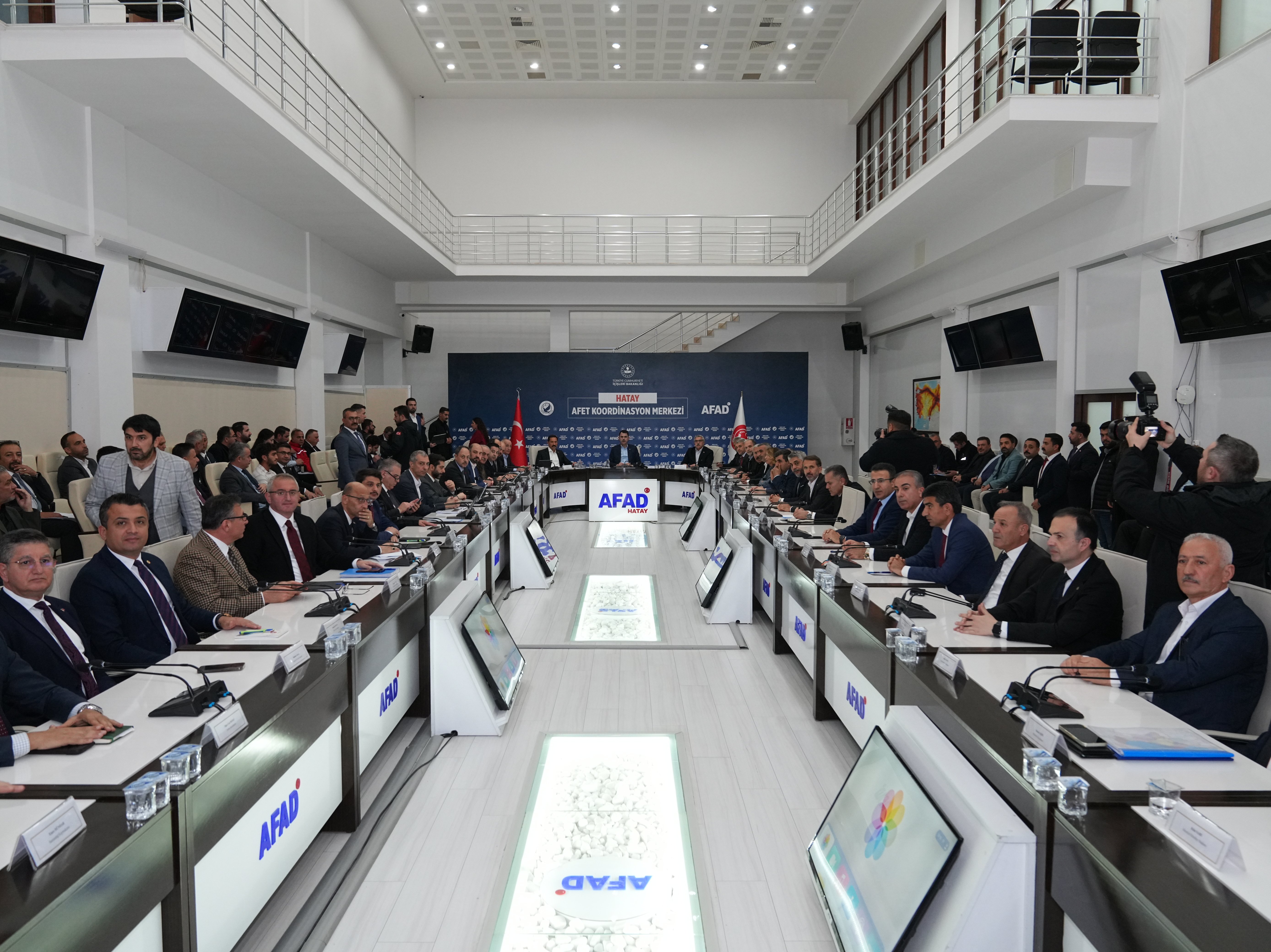 CHP’li Serkan Topal’dan Bakan Kurum’a Sürpriz Teşekkür: ‘2 Dakikada Yok Olan Kenti 2 Yılda İnşa Etmek Çok Zordu, Takdir Ediyorum’