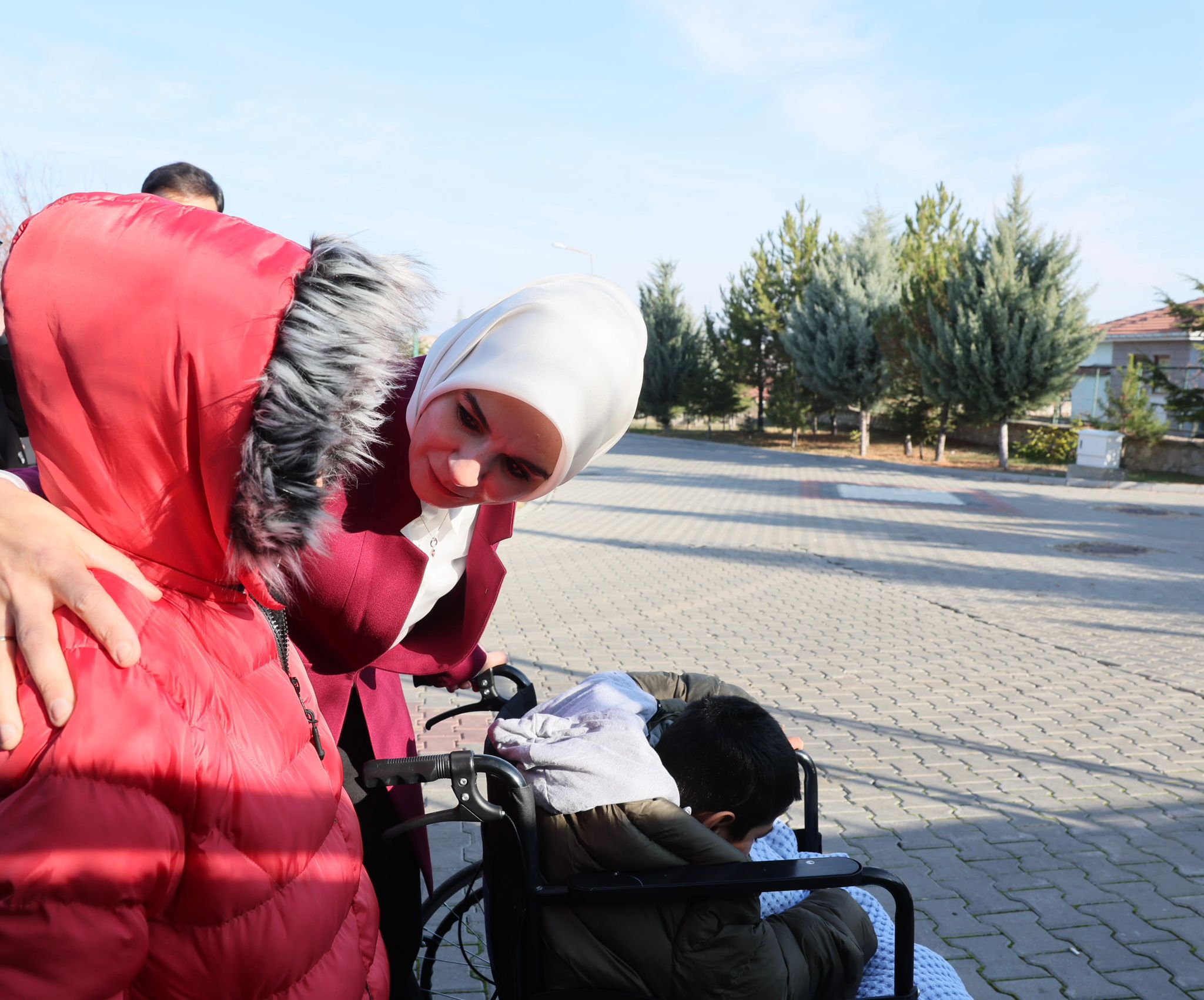 Bakan Göktaş, Kümeste Yaşayan Engelli Çocuğu Ziyaret Etti: ‘Devletimizin Güvencesi Altındalar’