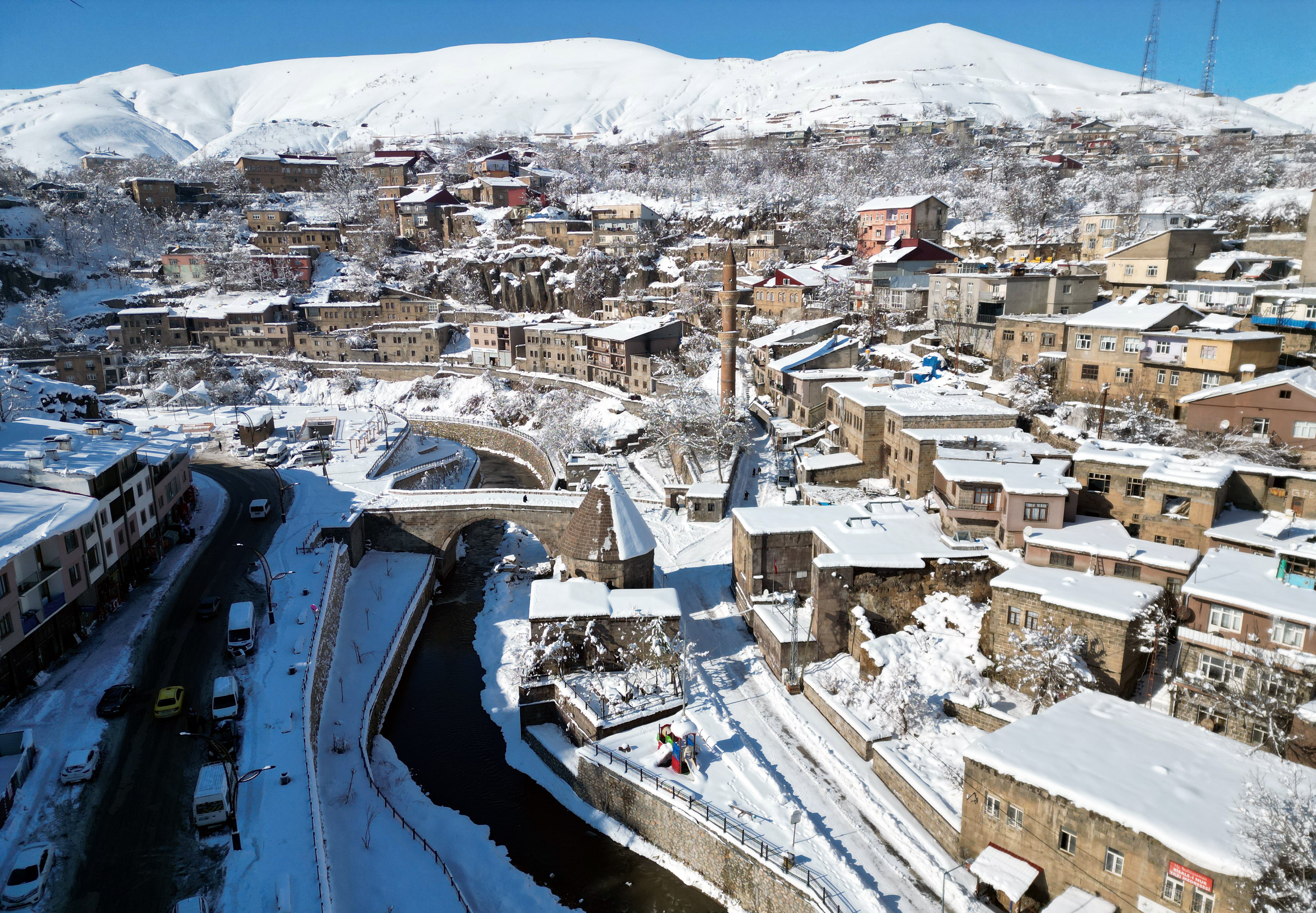Bitlis'te etkili kar yağışı ulaşımı
