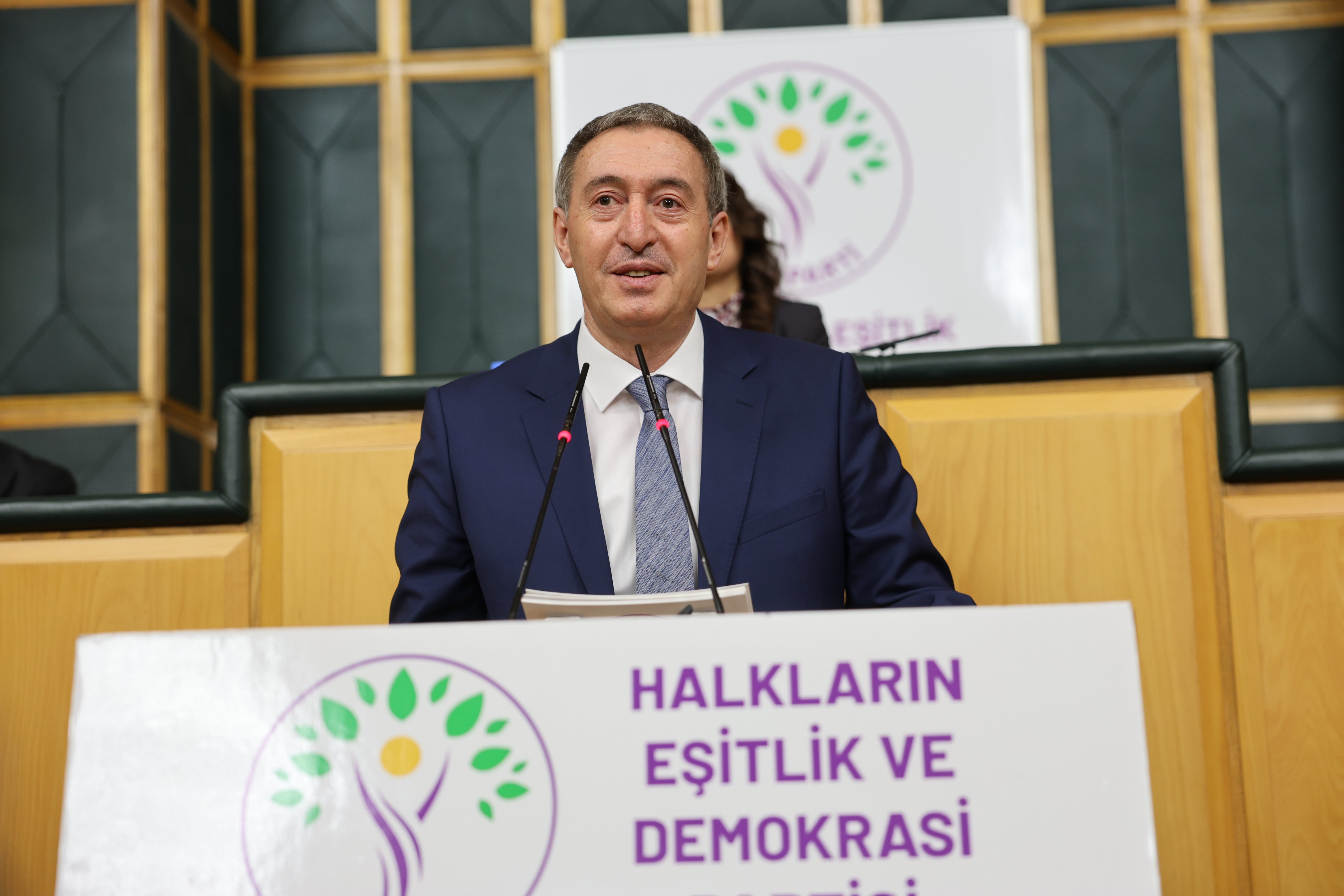 DEM Parti’den Özgür Özel’e Sert Yanıt: ‘Çözümü Tartışmak Varken Polemik Siyasetsizliktir’