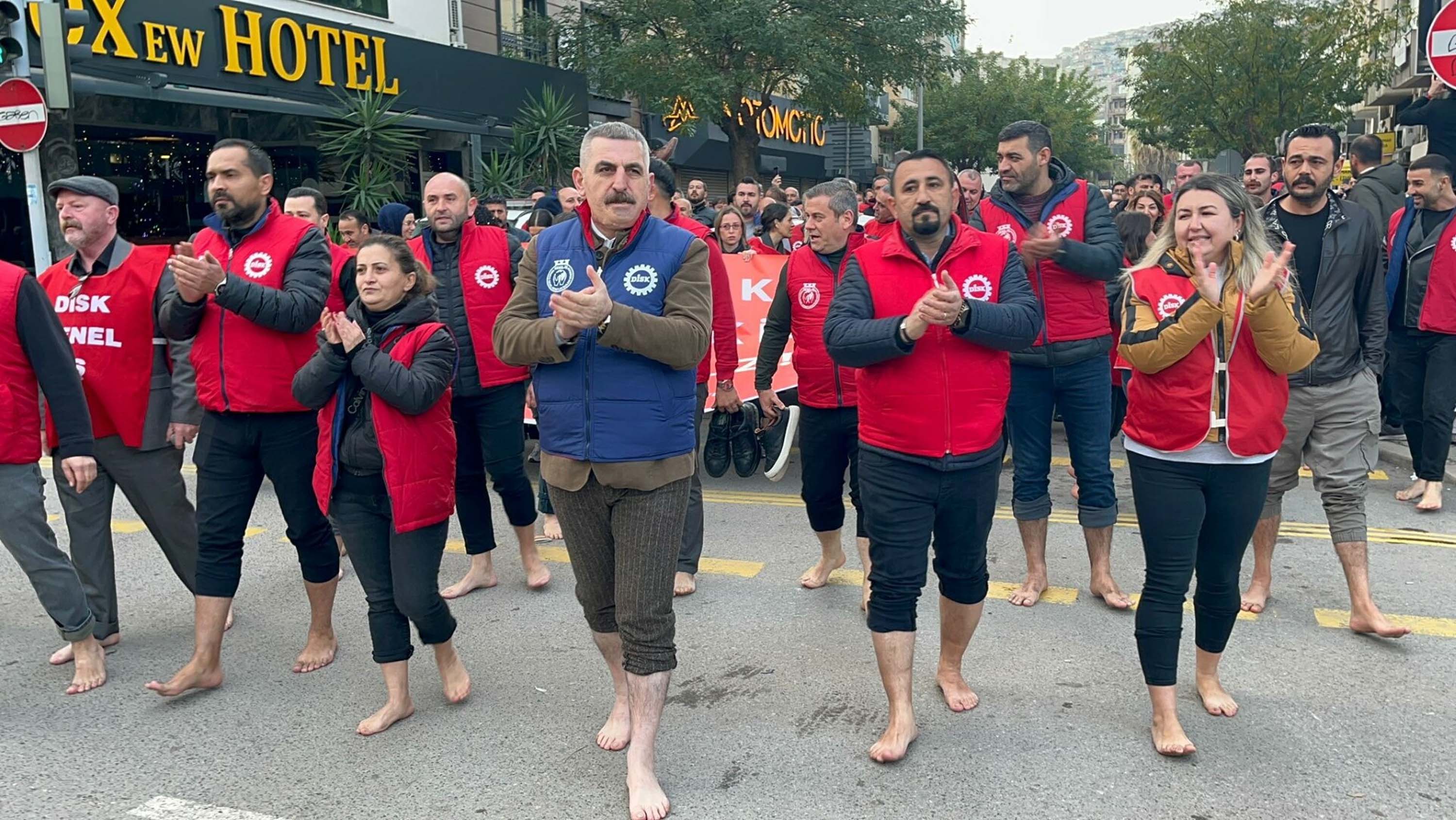 İzmir’de Büyükşehir Belediyesi İşçileri ‘Çıplak Ayakla’ İsyanda: Maaşlarımıza El Uzandılar!