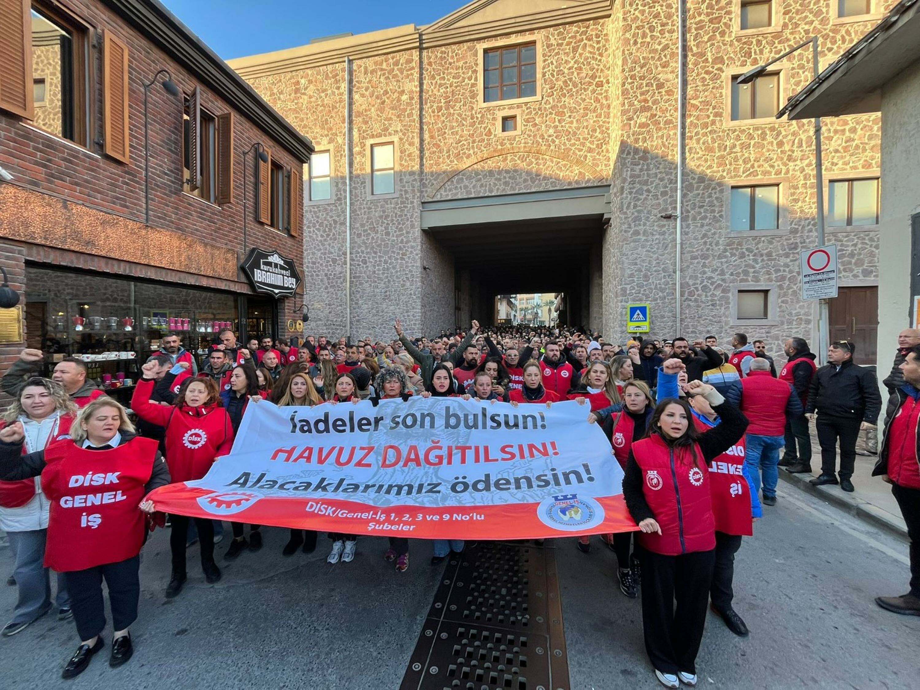 İzmir’de Büyükşehir Belediyesi İşçilerinin Eylemi Sürüyor: 23 Bin İşçi Haklarını Arıyor!