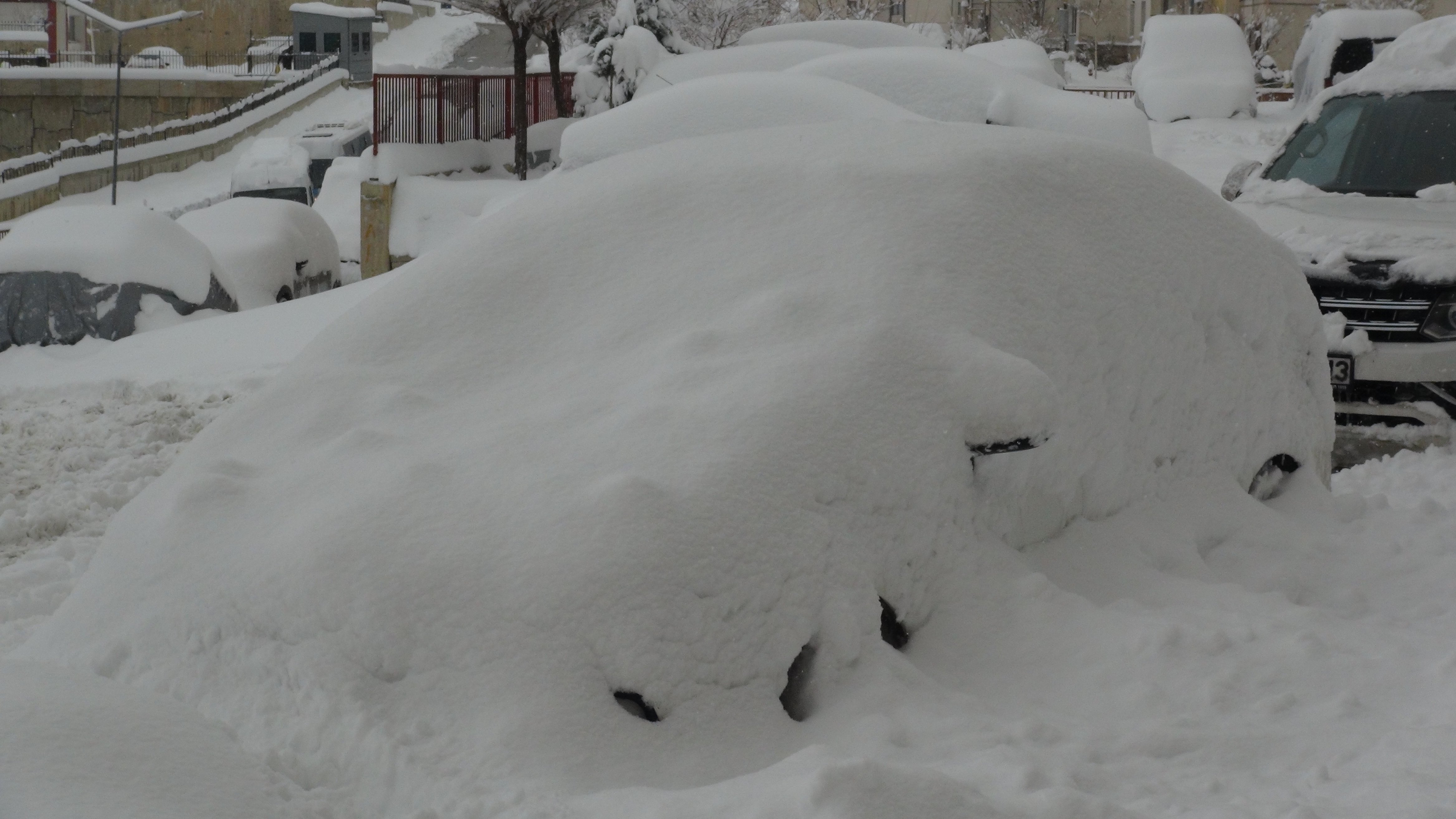 Hakkari'nin Yüksekova ilçesinde, yolu kardan