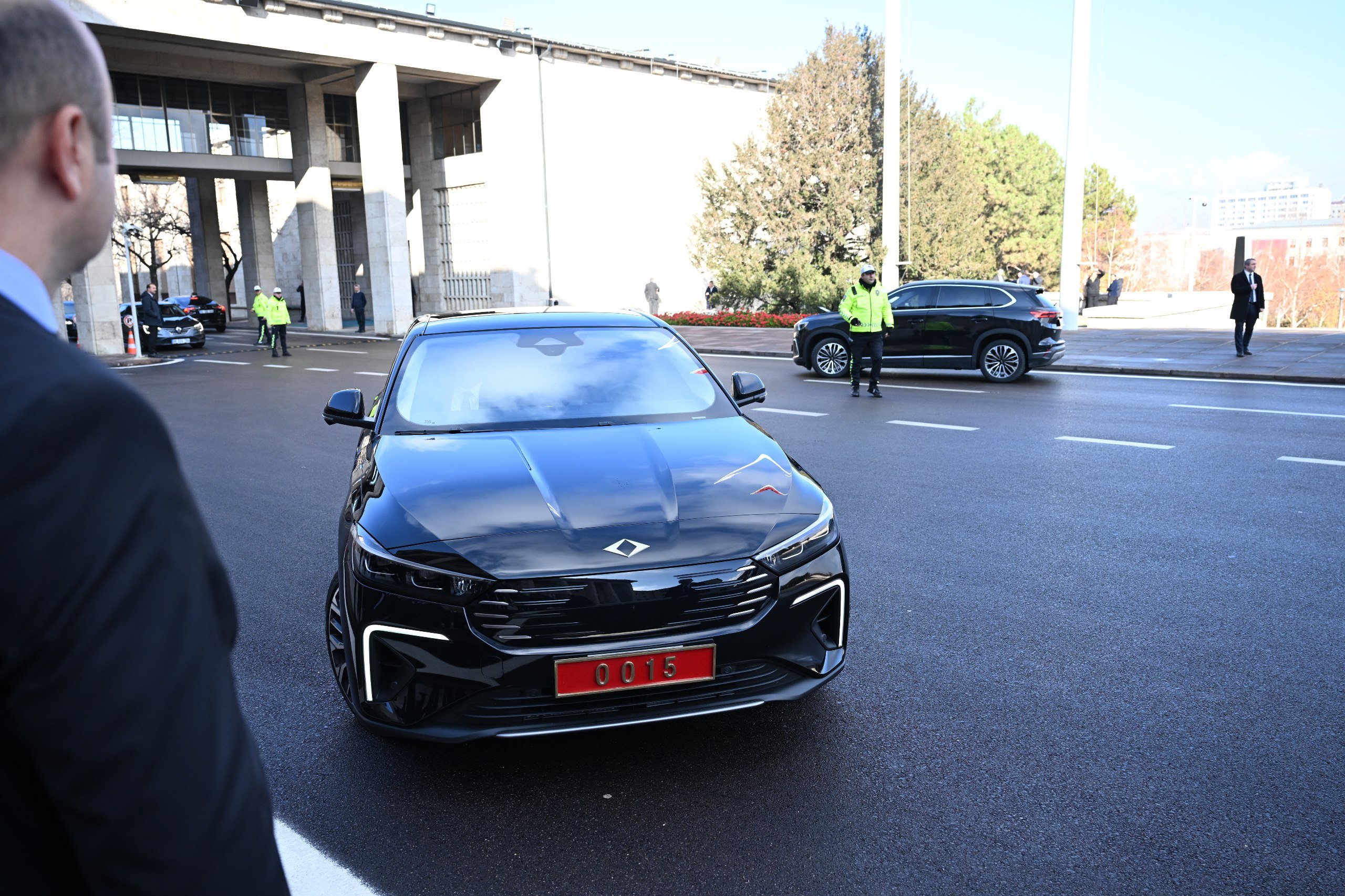 Sanayi ve Teknoloji Bakanı Kacır, TBMM Bütçe Görüşmelerine Yerli Otomobil Togg T10F ile Gelerek Mesaj Verdi