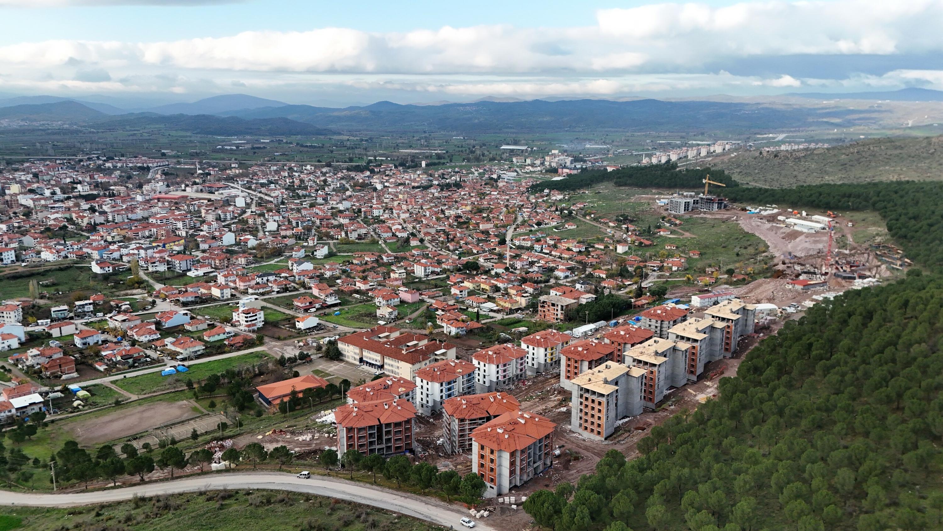 Sındırgı’da Deprem Sonrası İnşaat Hız Kesmiyor: TOKİ ve Afet Konutları Havadan Görüntülendi