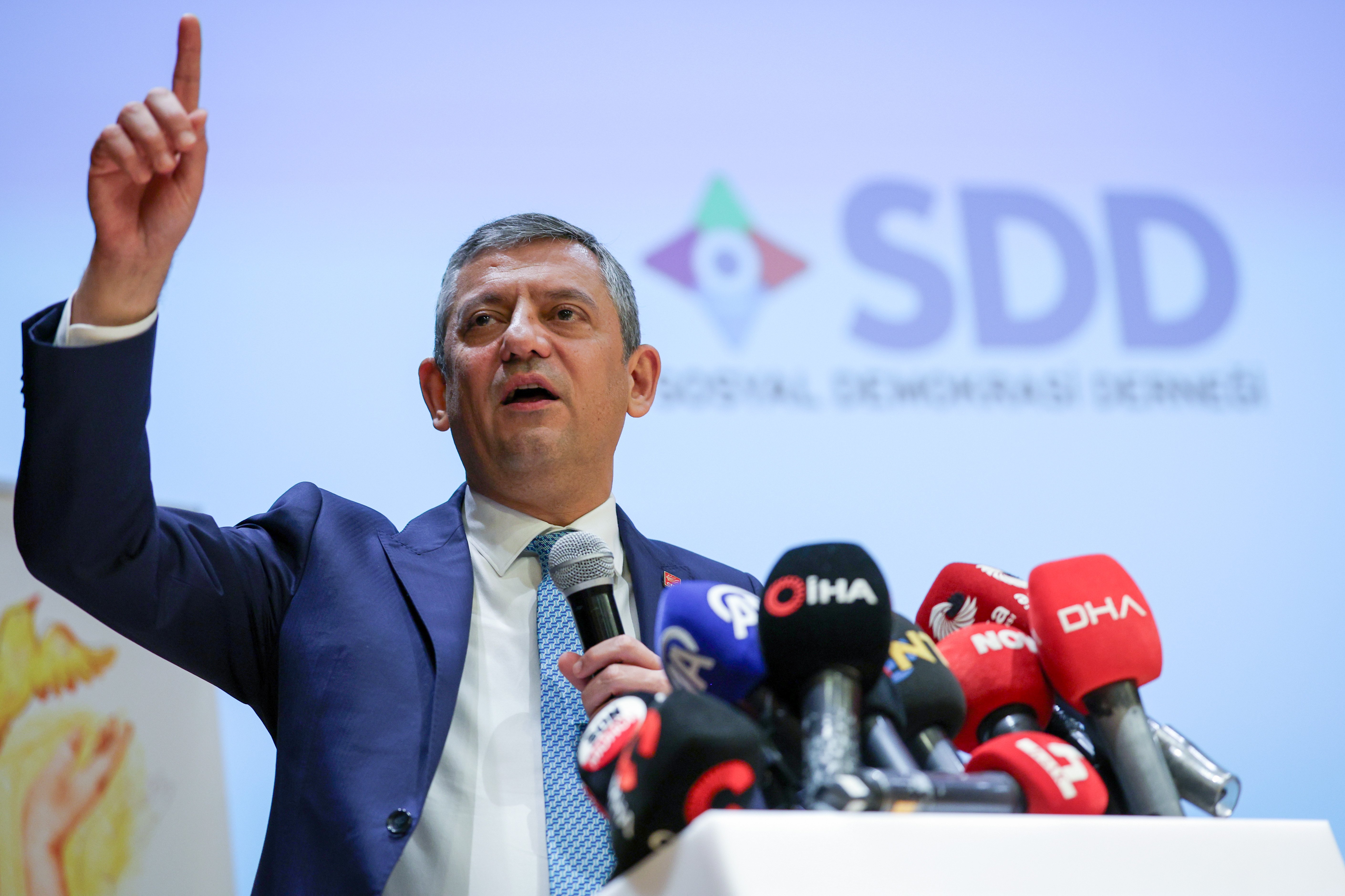 Özgür Özel’den Sert Çıkış: ‘Sözle Sevme Dönemi Bitti, Bizi Seven Arkamızdan Gelsin’