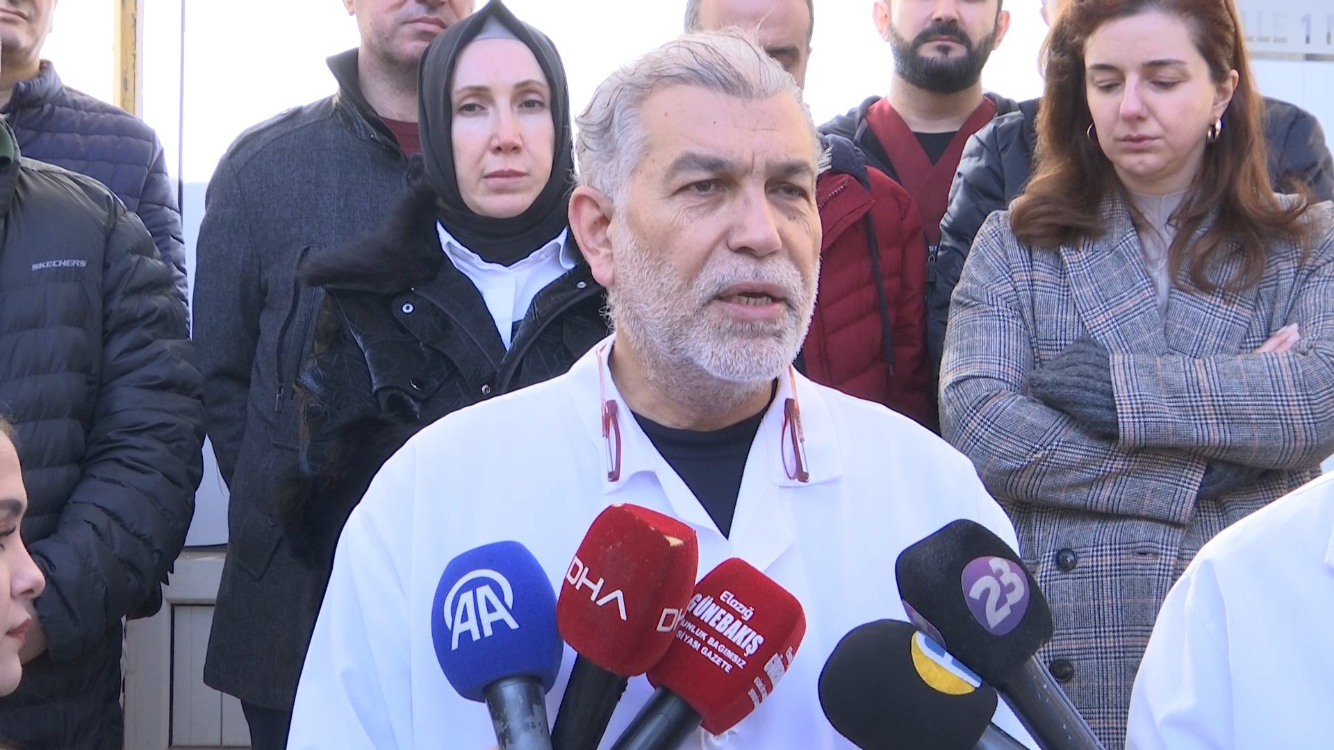 Elazığ’da Aile Sağlığı Merkezi’ne Taşlı Saldırı: Doktora Tehdit Mesajı Bırakıldı