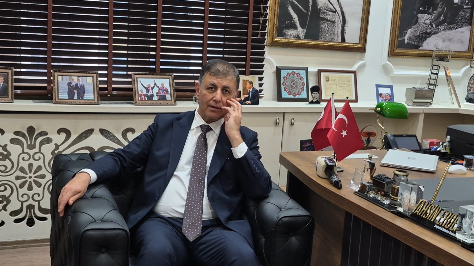 İzmir Belediye Başkanı Tugay’dan ‘Çıplak Ayak’ Eylemine Açıklama: ‘Ekonomik Sıkıntı Kısa Sürede Çözülecek’