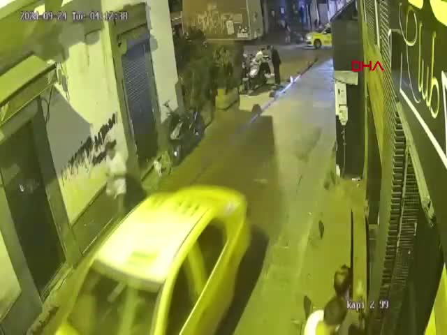 İstanbul Beyoğlu'nda bir kadına