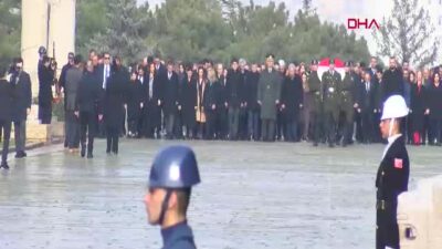 Özgür Özel’den Anıtkabir’de Tarihi Mesaj: ‘Cumhuriyet Halk Partisi Kapatma Tehdidi Altında’