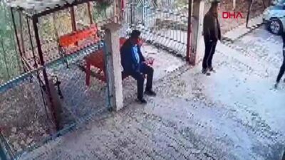 Mersin'de bir ortaokulda öğrenci, müdürüne