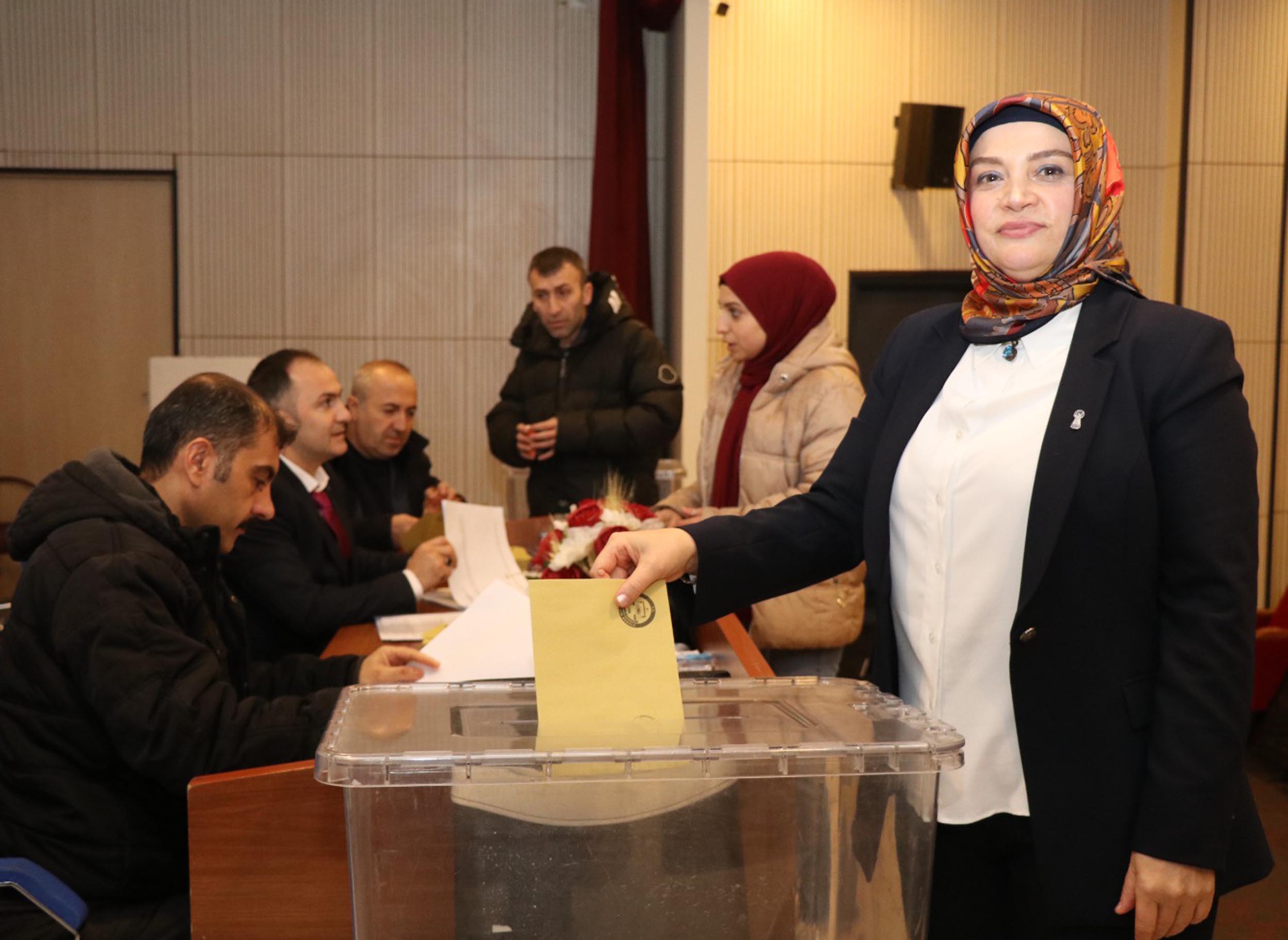 Oltu’da Tarihi Başarı: Ümmühan Gülsüm Musaoğlu, Esnafın Güveniyle Üçüncü Kez Başkan Seçildi!