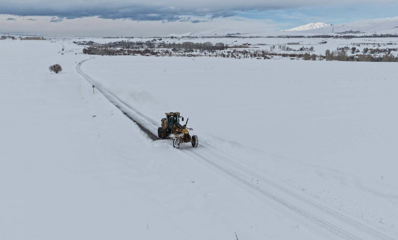 Van'da kar yağışı nedeniyle ulaşıma