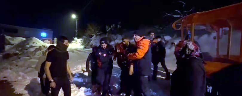 AFAD ve Sağlık Ekipleri Kardan Kapalı Köyde Mahsur Kalan Hastaya Ulaştı