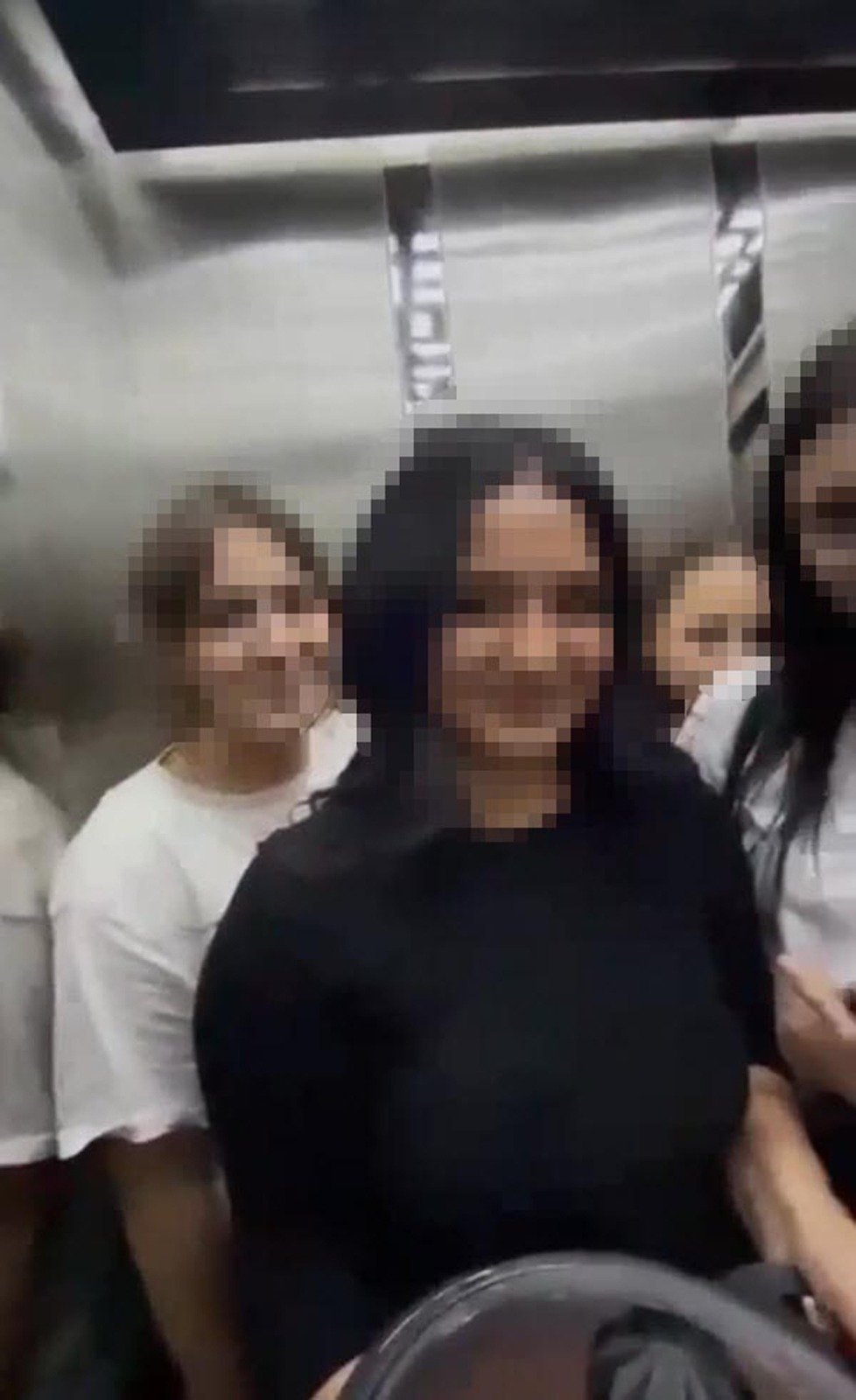 İzmir'de bir öğretmenin kız öğrencileri