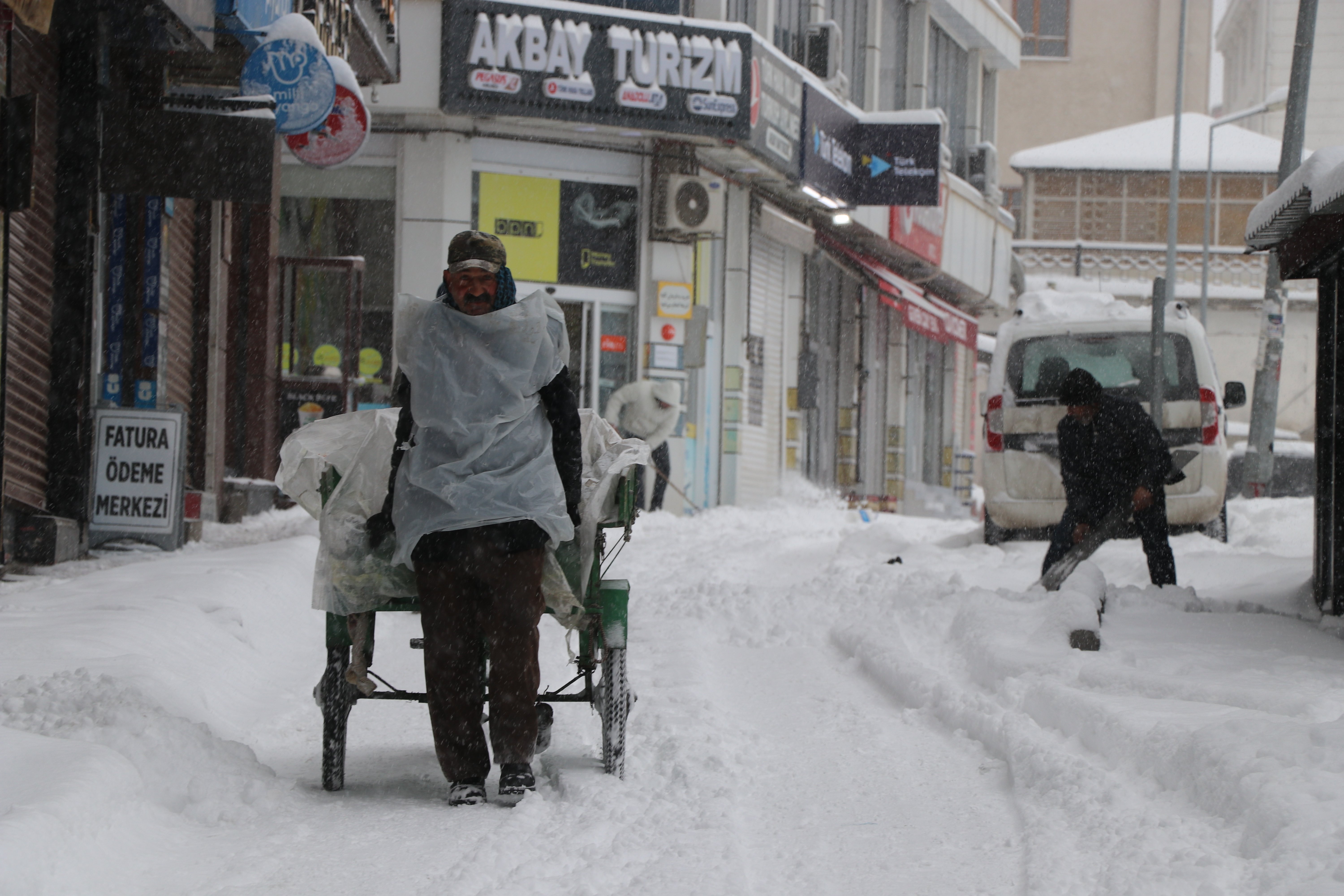 Van'da etkili kar yağışı ve