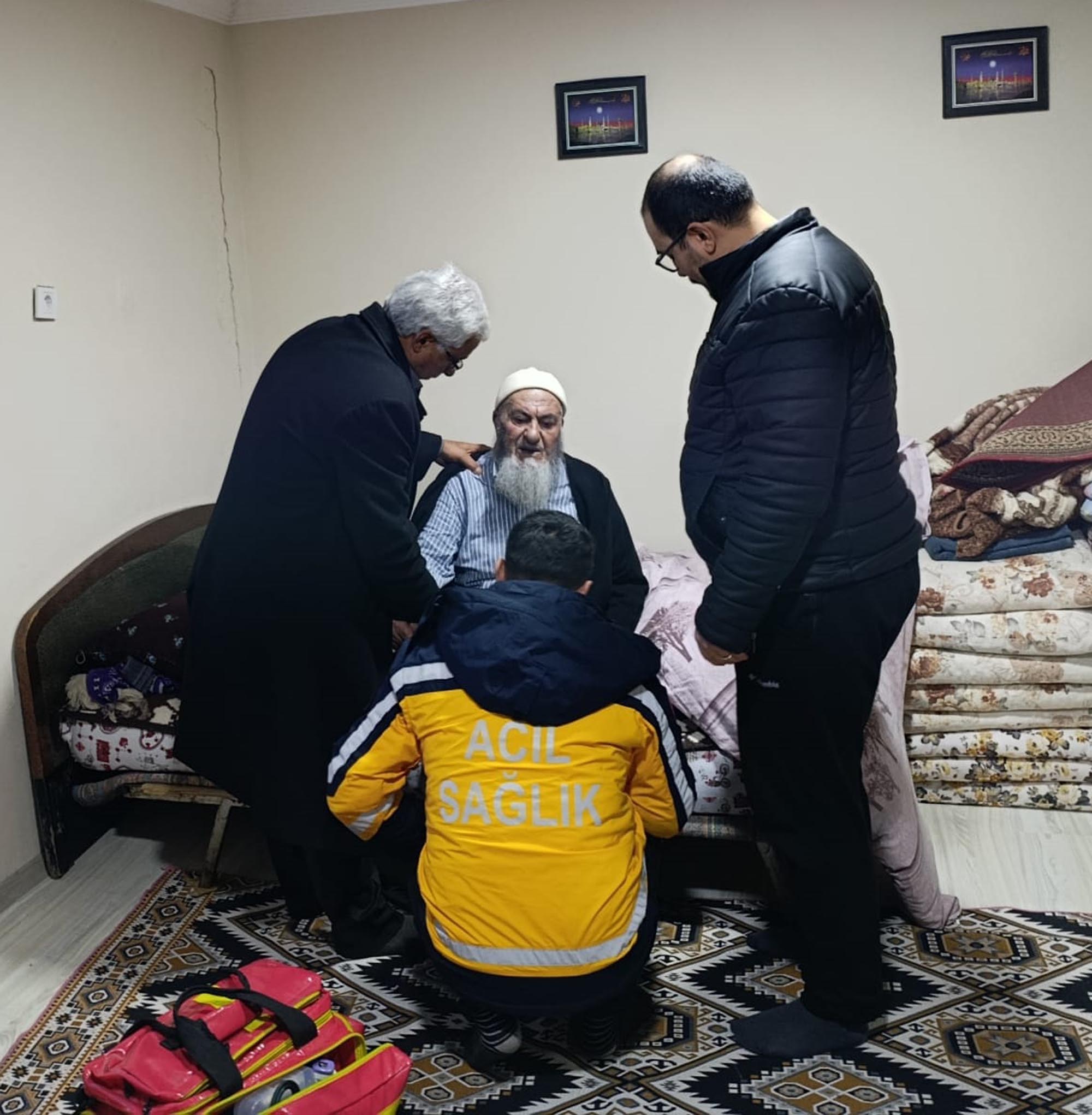 Ağrı'nın Hamur ilçesinde, karla kapalı