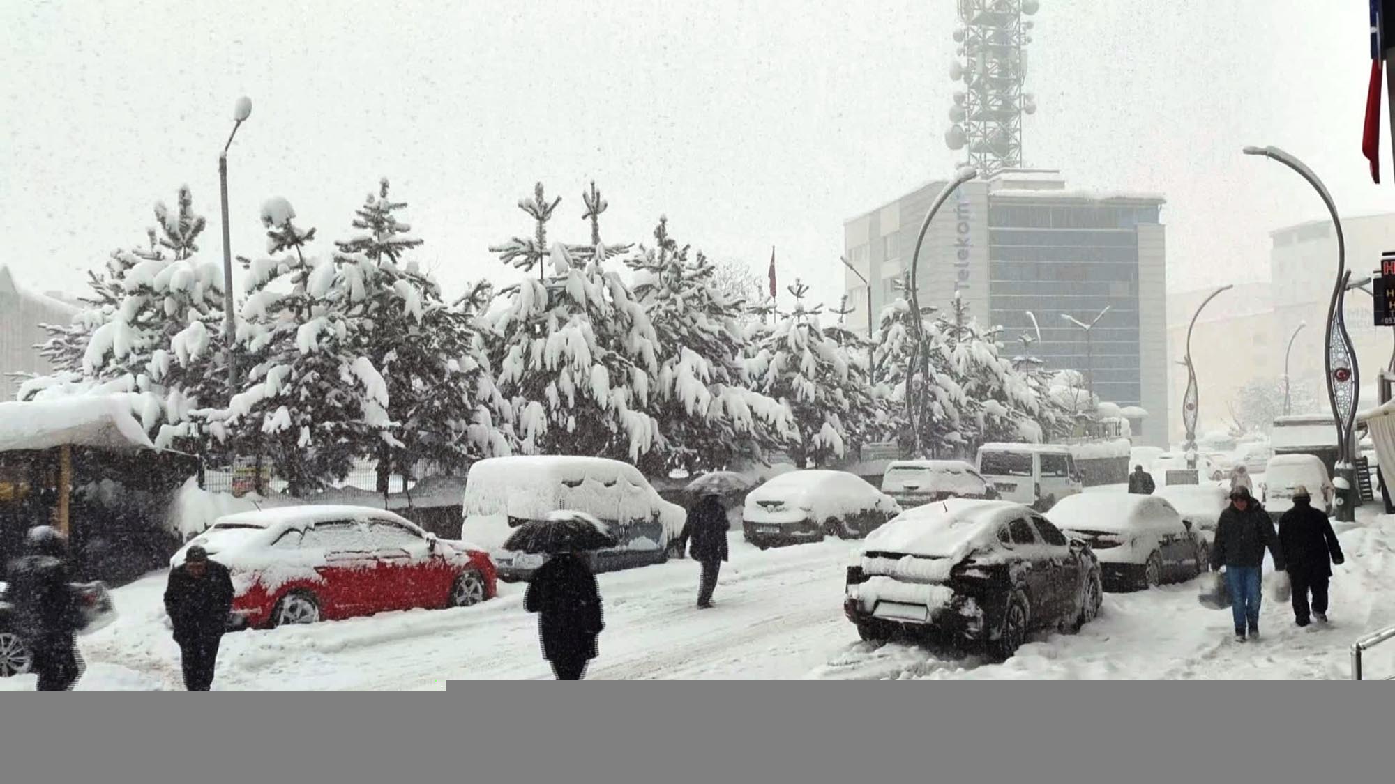 Muş'ta kar kalınlığı 60 santimetreye