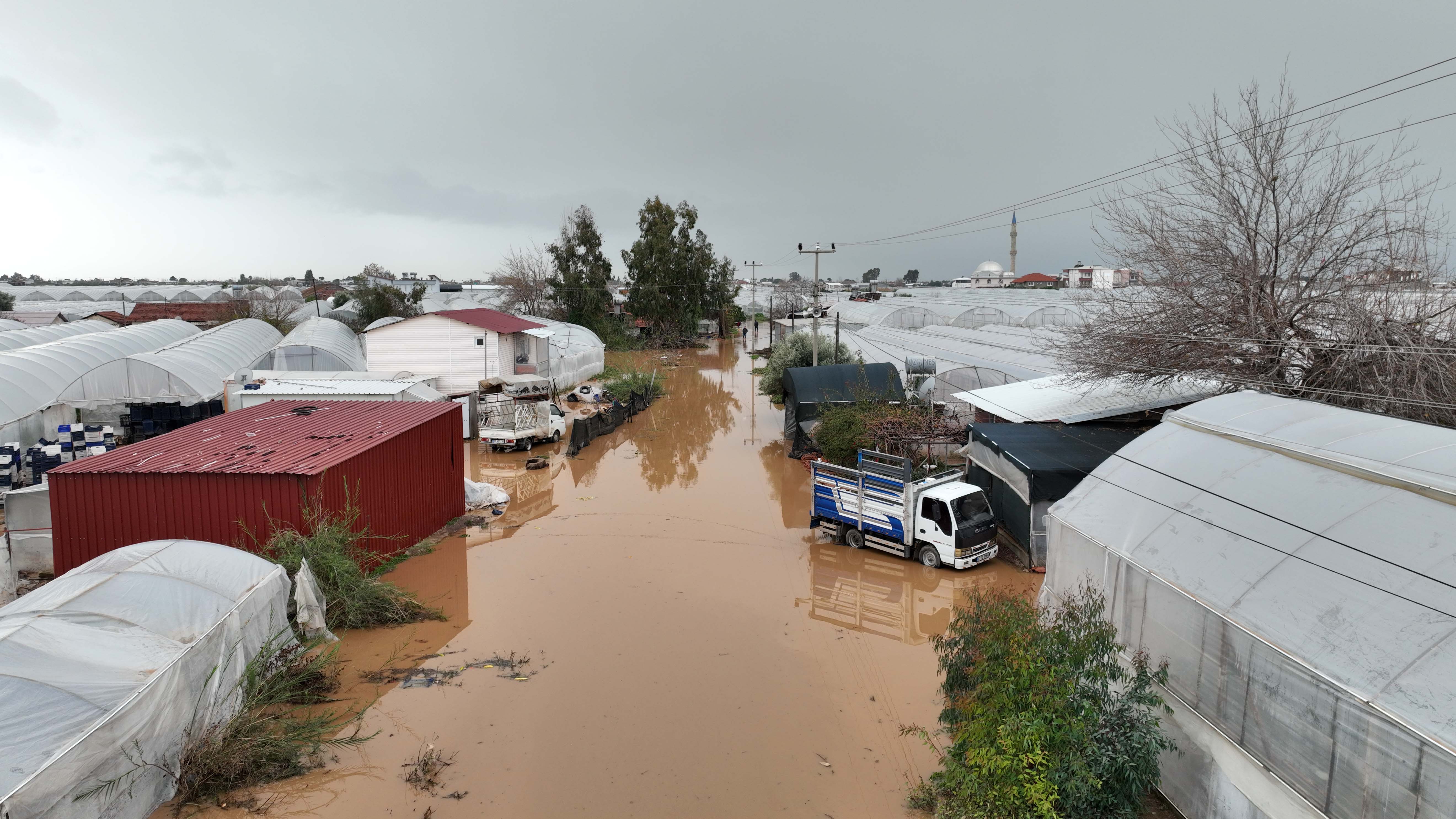 Antalya’da Sarı Kod Alarmı: Tarım Arazileri ve Seralar Sular Altında Kaldı!