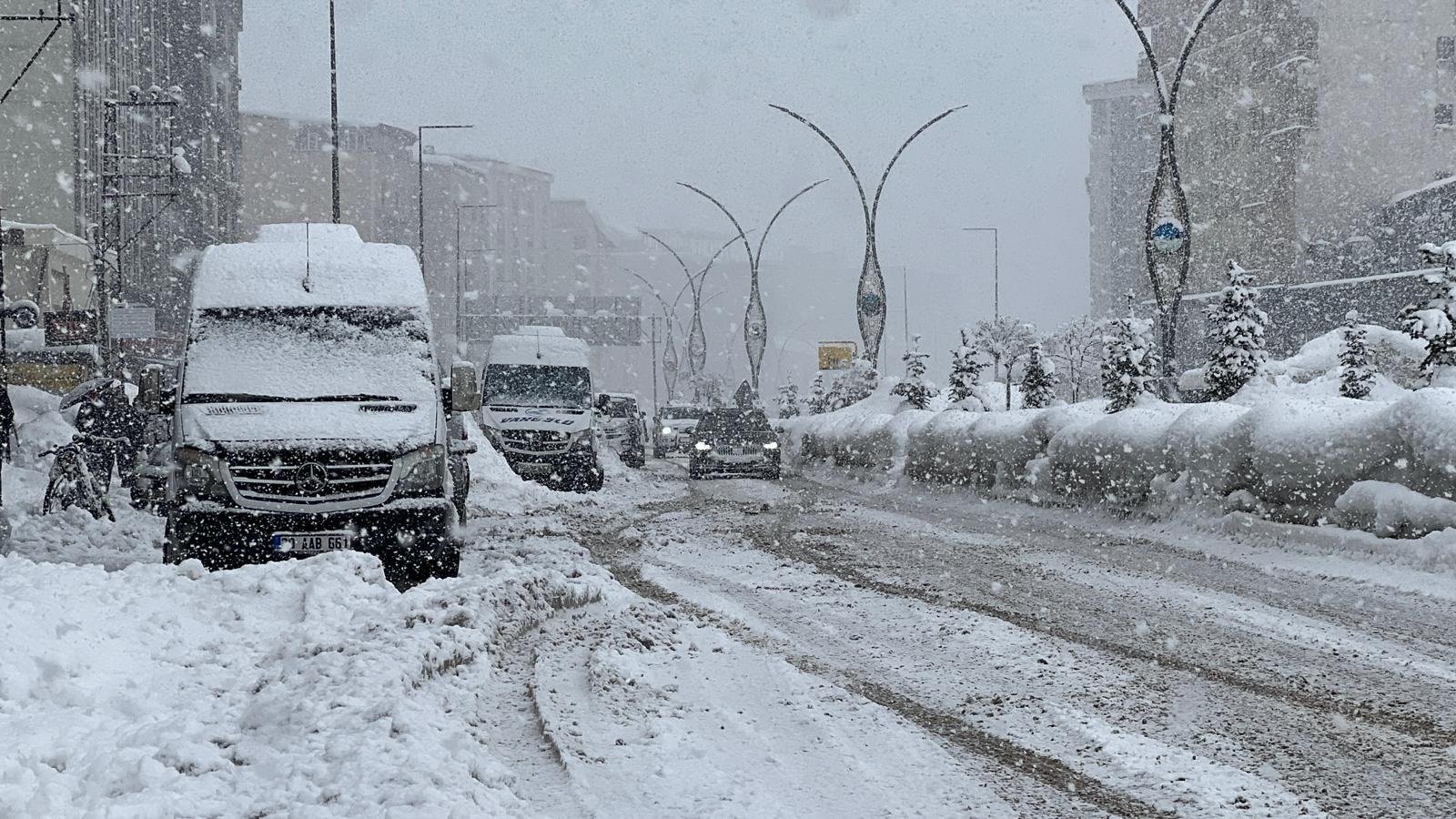 Hakkari'de etkili olan yoğun kar