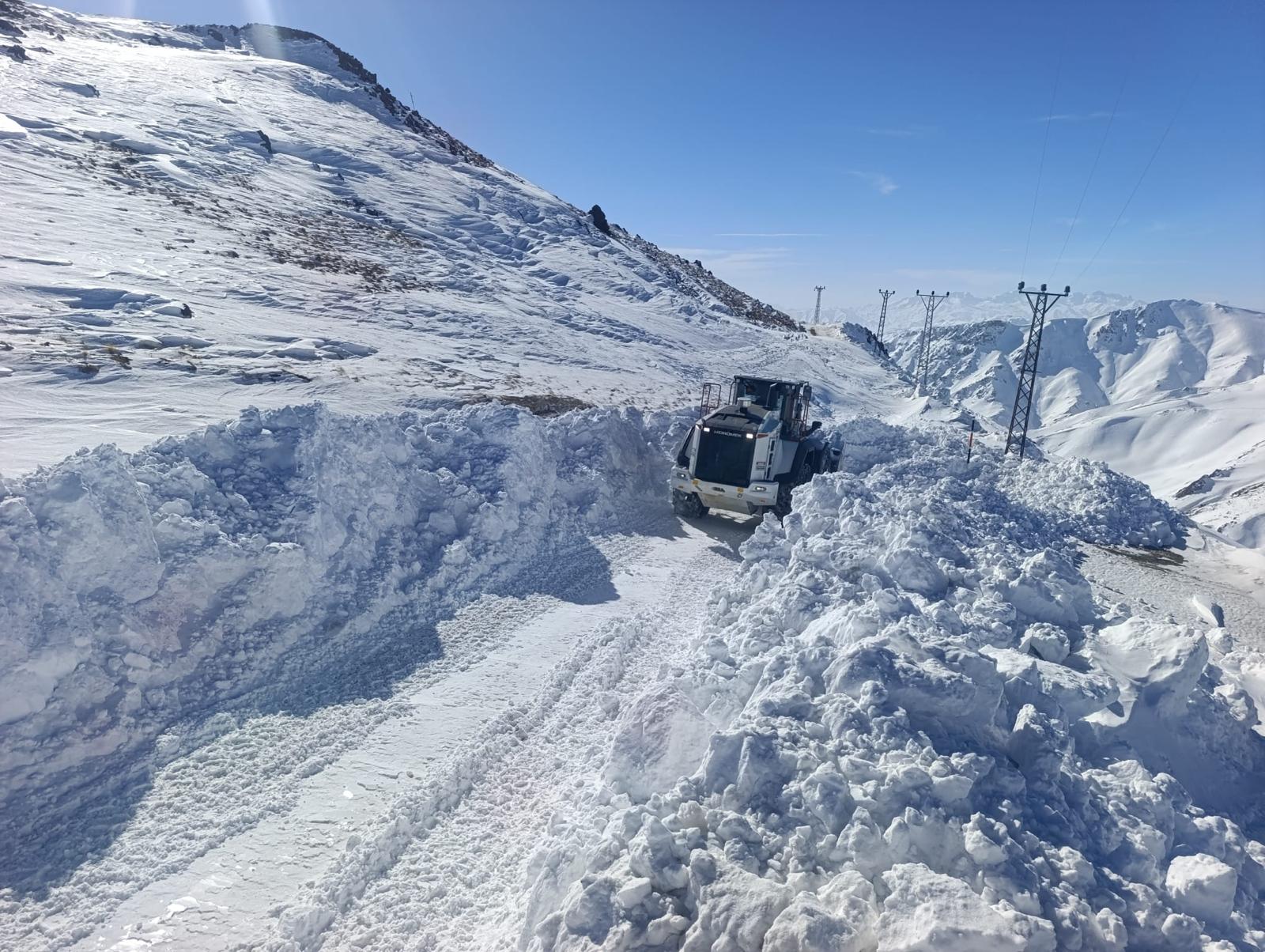Hakkari'de yoğun kar nedeniyle