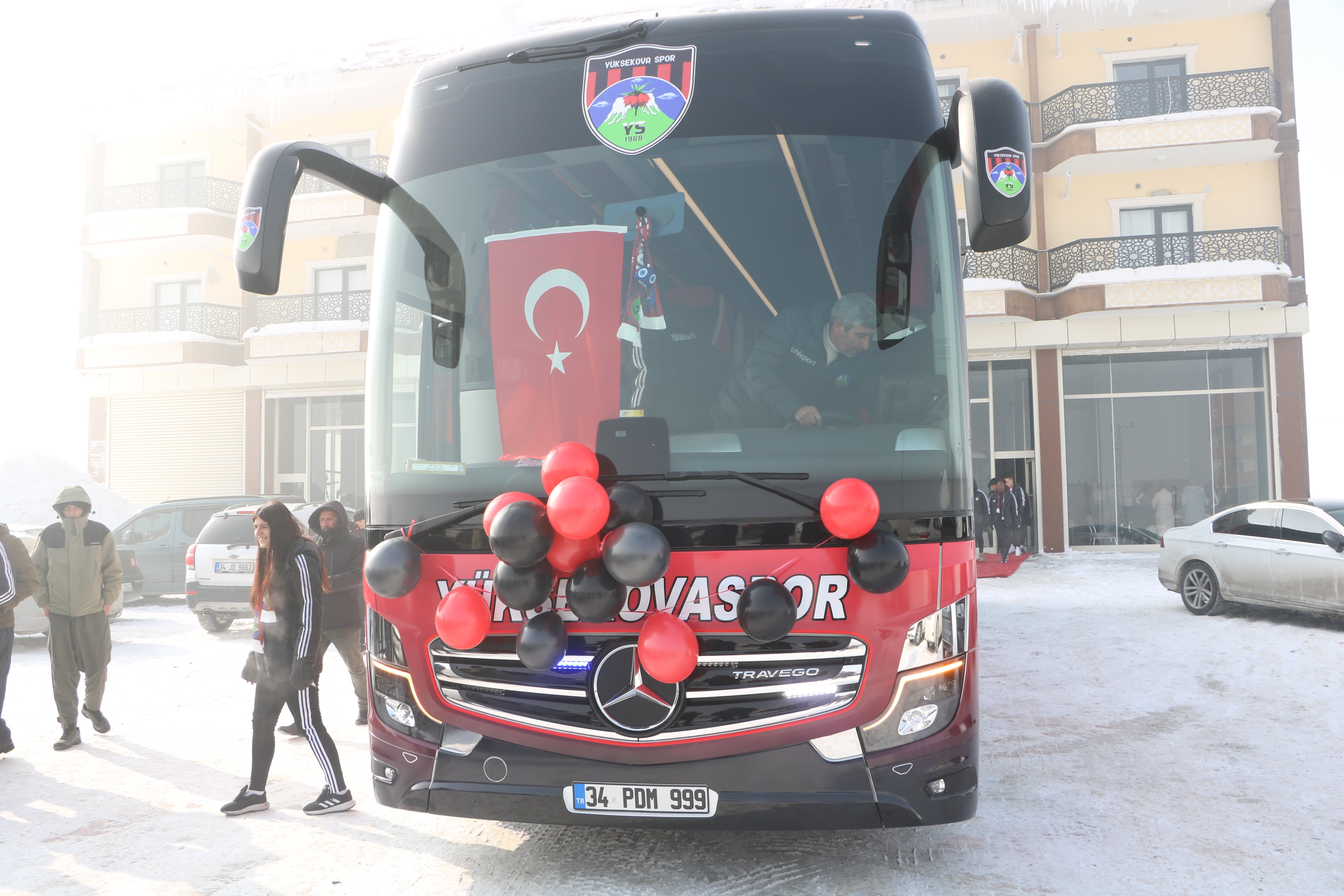Cumhurbaşkanı Erdoğan’dan Süper Lig’e Yükselen Yüksekovaspor Kadın Futbol Takımı’na Büyük Destek: Otobüs Hediye Etti
