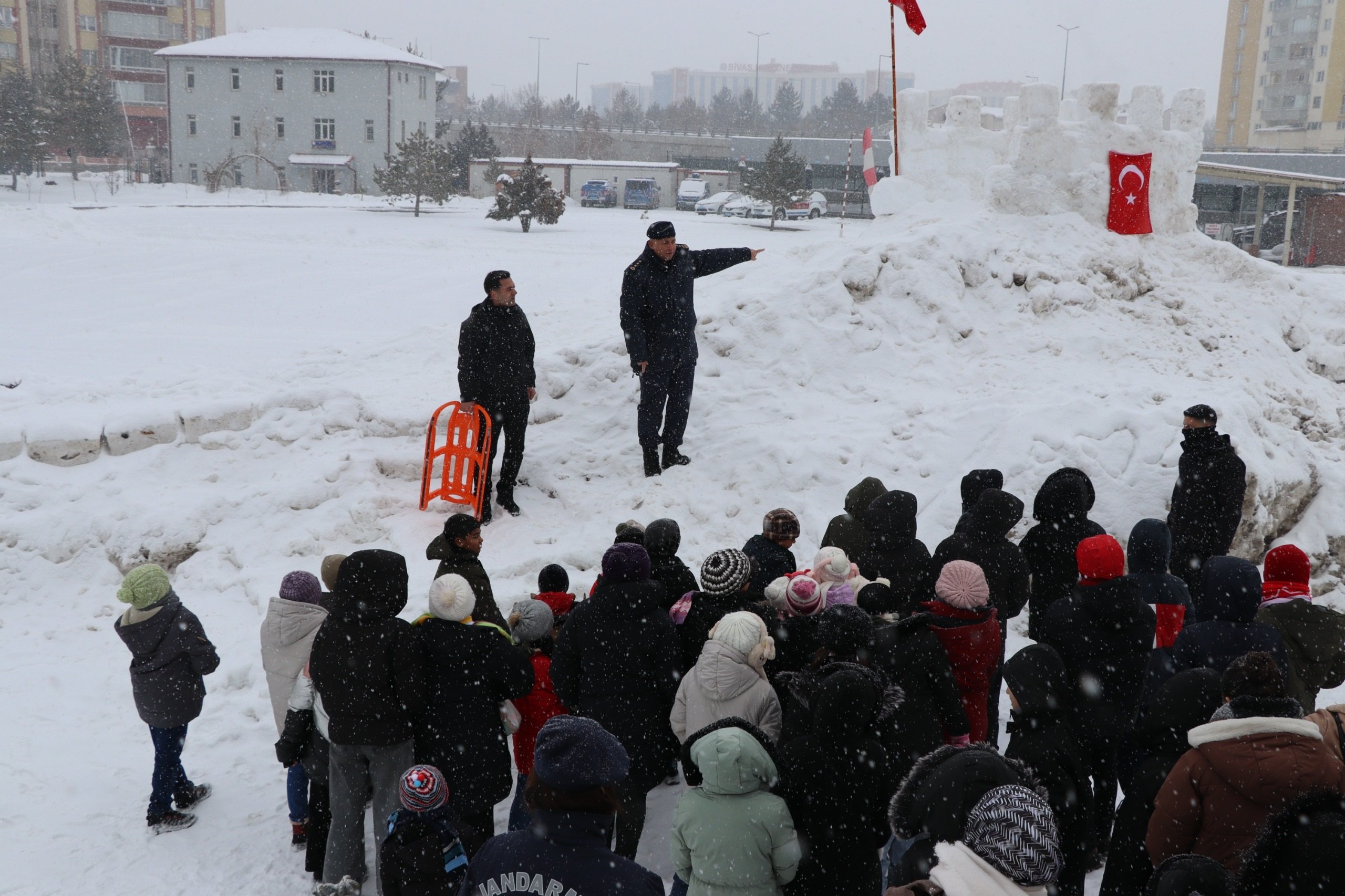 Sivas’ta Jandarma ve Aile Bakanlığı’ndan Sevgi Evleri’ndeki Çocuklara Unutulmaz Kızak Etkinliği
