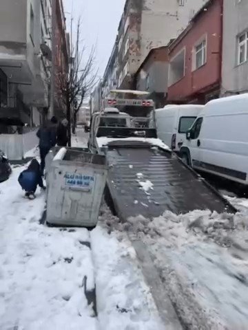 İstanbul Bağcılar'da kar nedeniyle mahsur