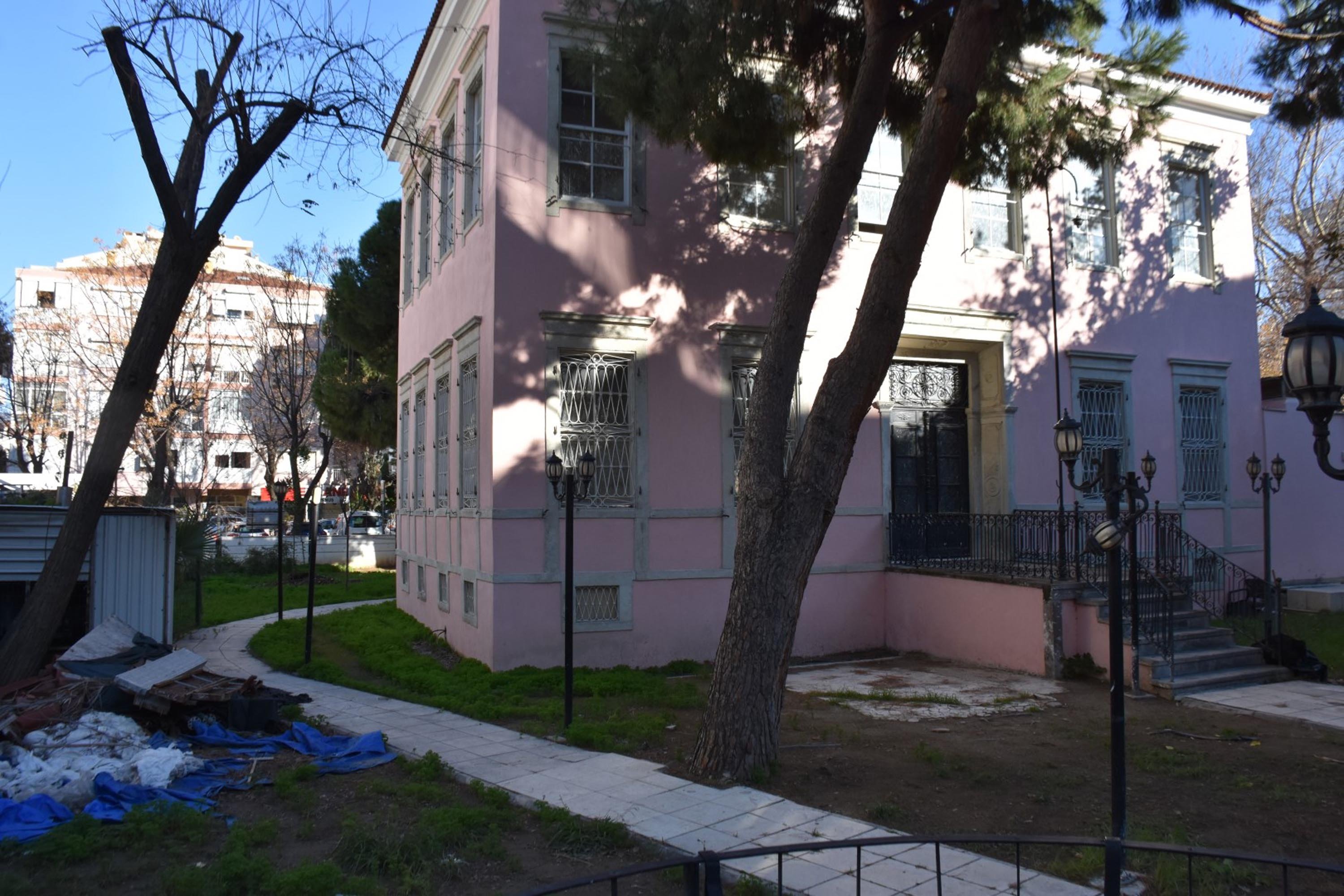 Latife Hanım Köşkü'nün bakımsız ve