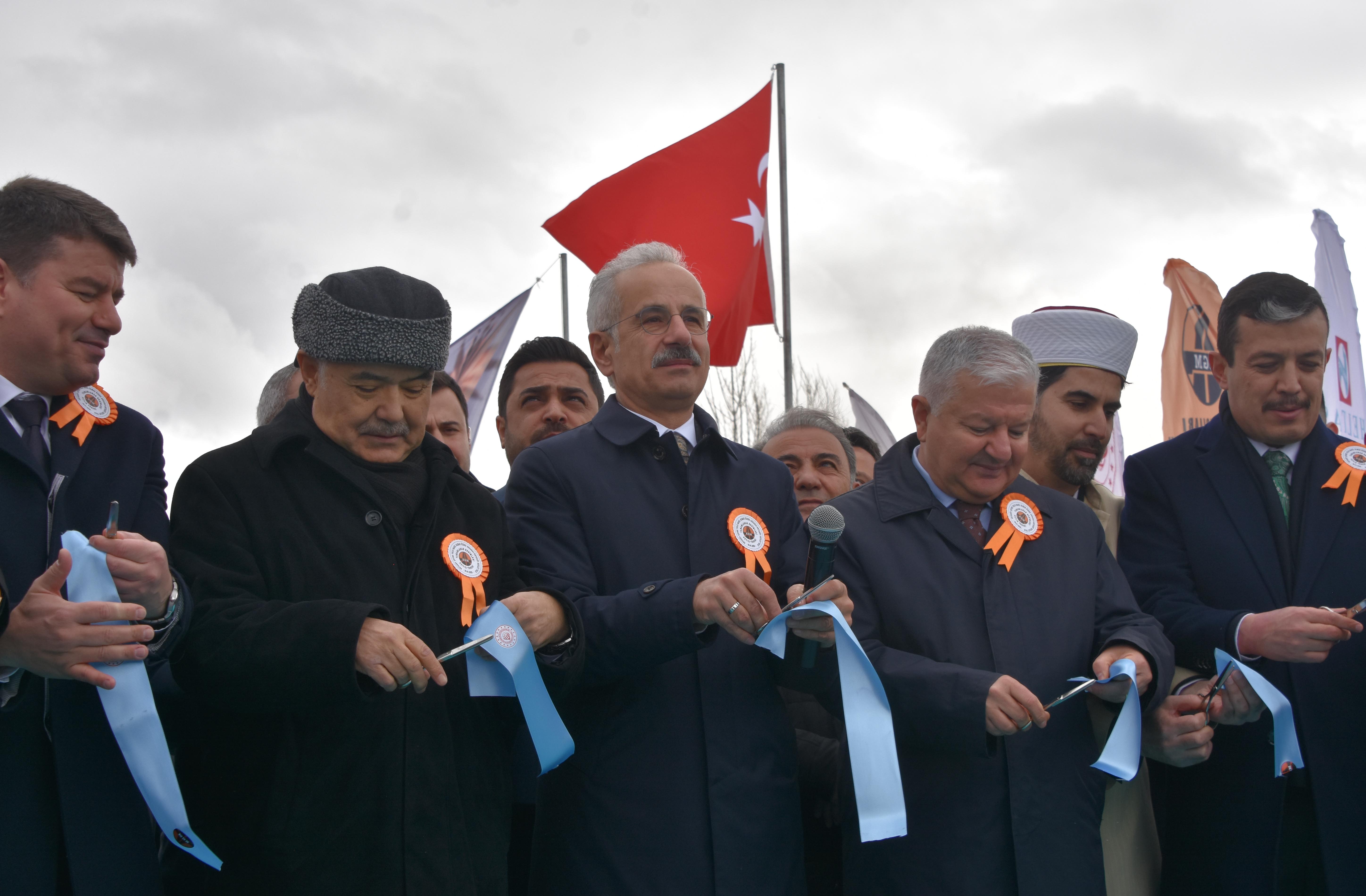 Ulaştırma Bakanı Abdulkadir Uraloğlu, bölünmüş