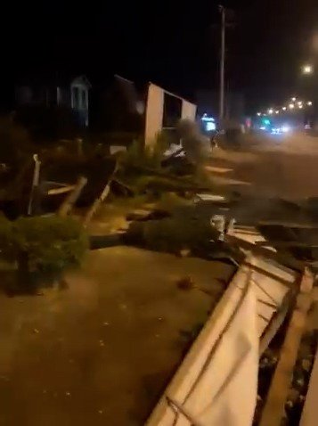 Samsun'da şiddetli fırtına çatıları uçurdu,